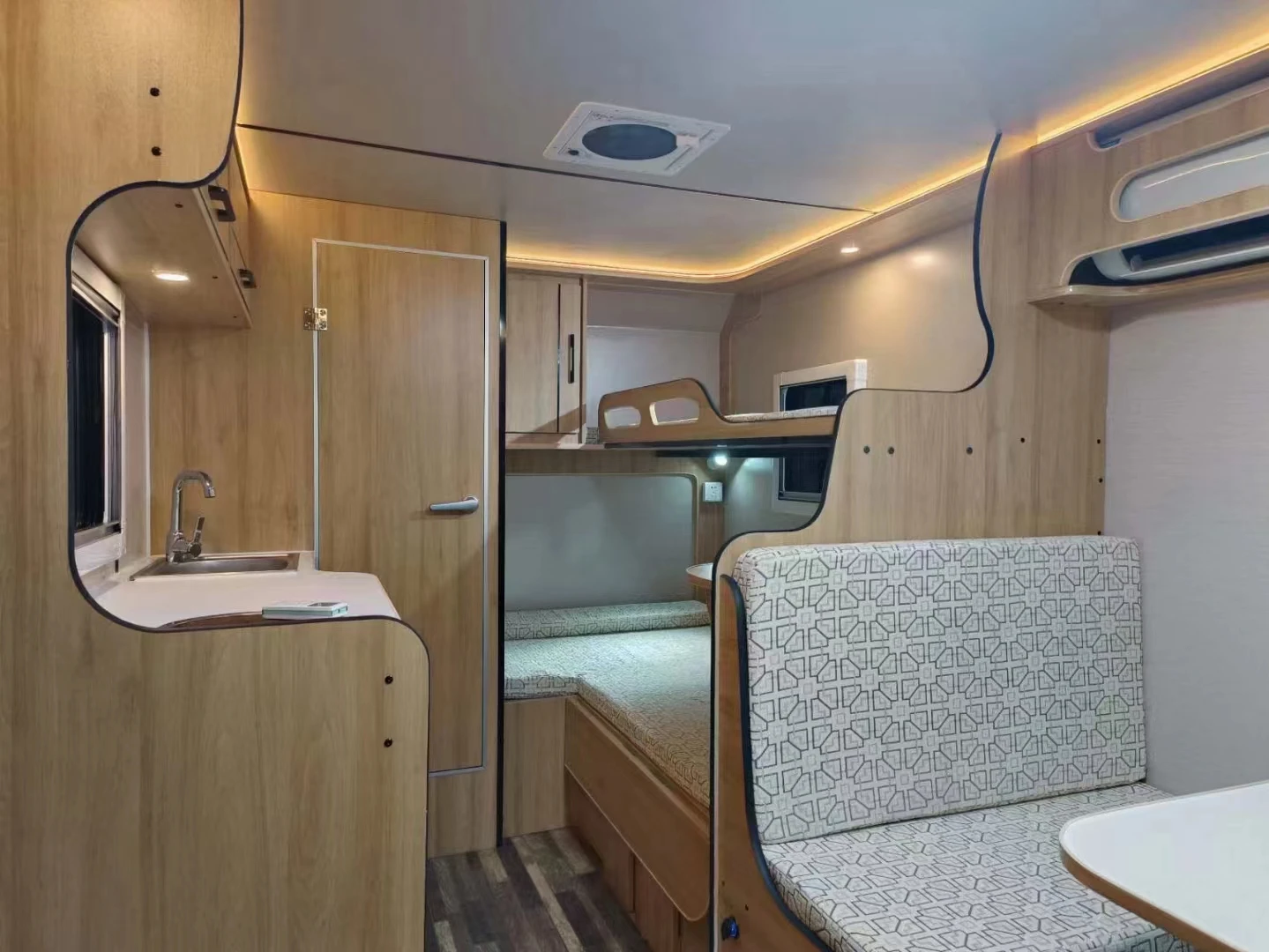 China Luxury Touring Car Recreational Vehicle RV Caravan Motorhome for Sale-Perfect Vacation Car Trailers for Travel