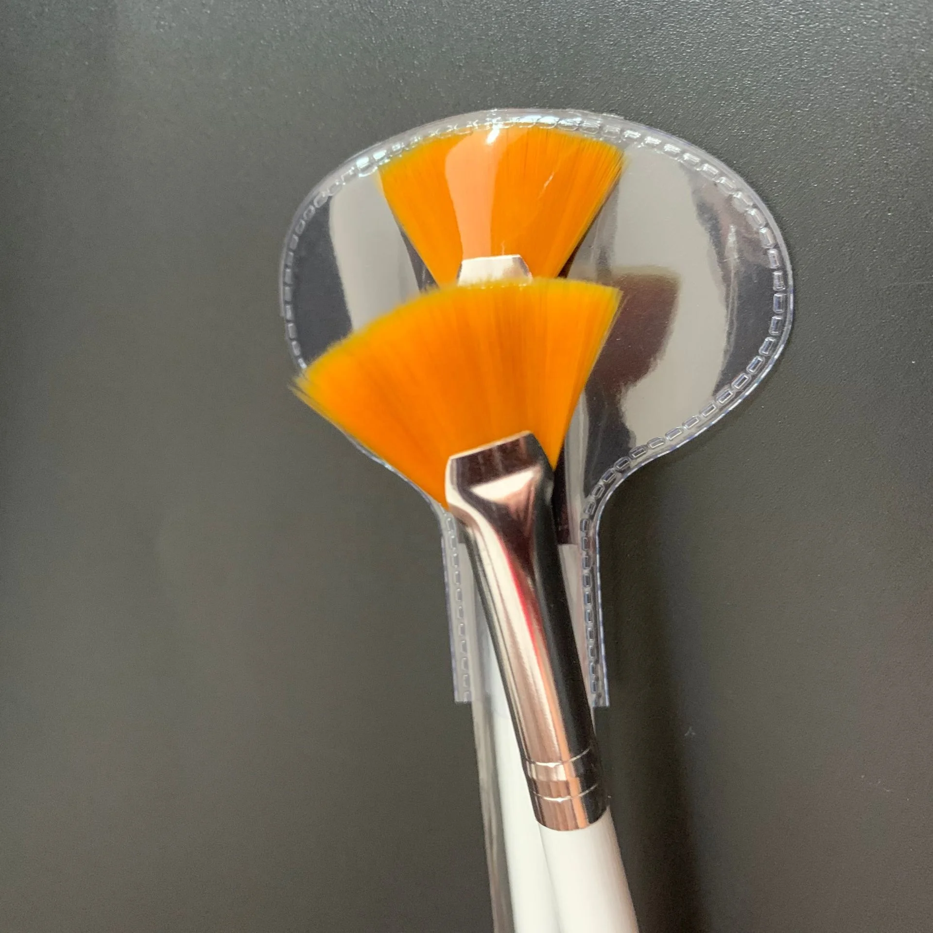 Private Label Small MOQ Glycolic Acid Skin Peeling Synthetic Hair Fan Brush Makeup Brush