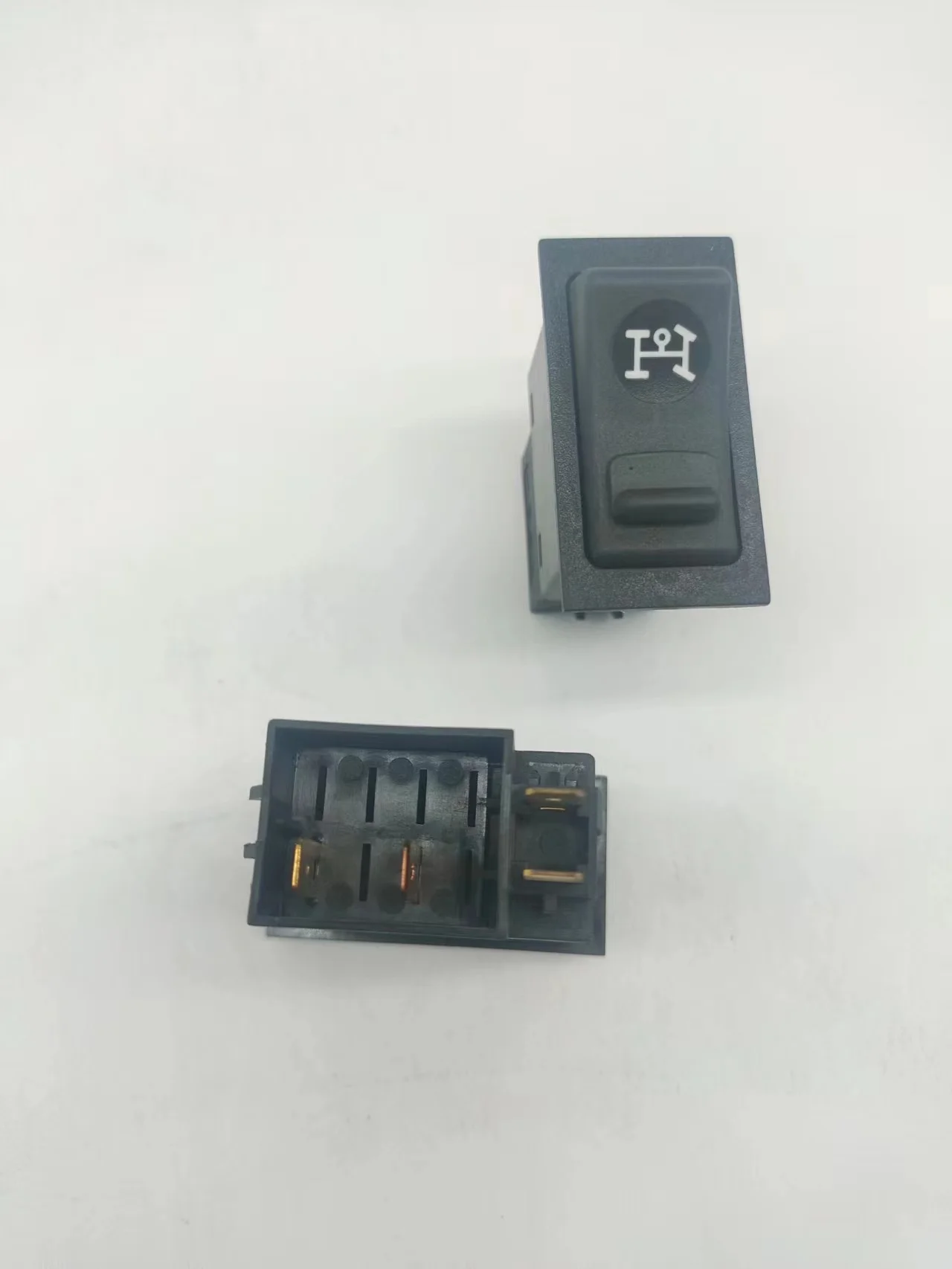 The truck light turns on the cab truck roof light