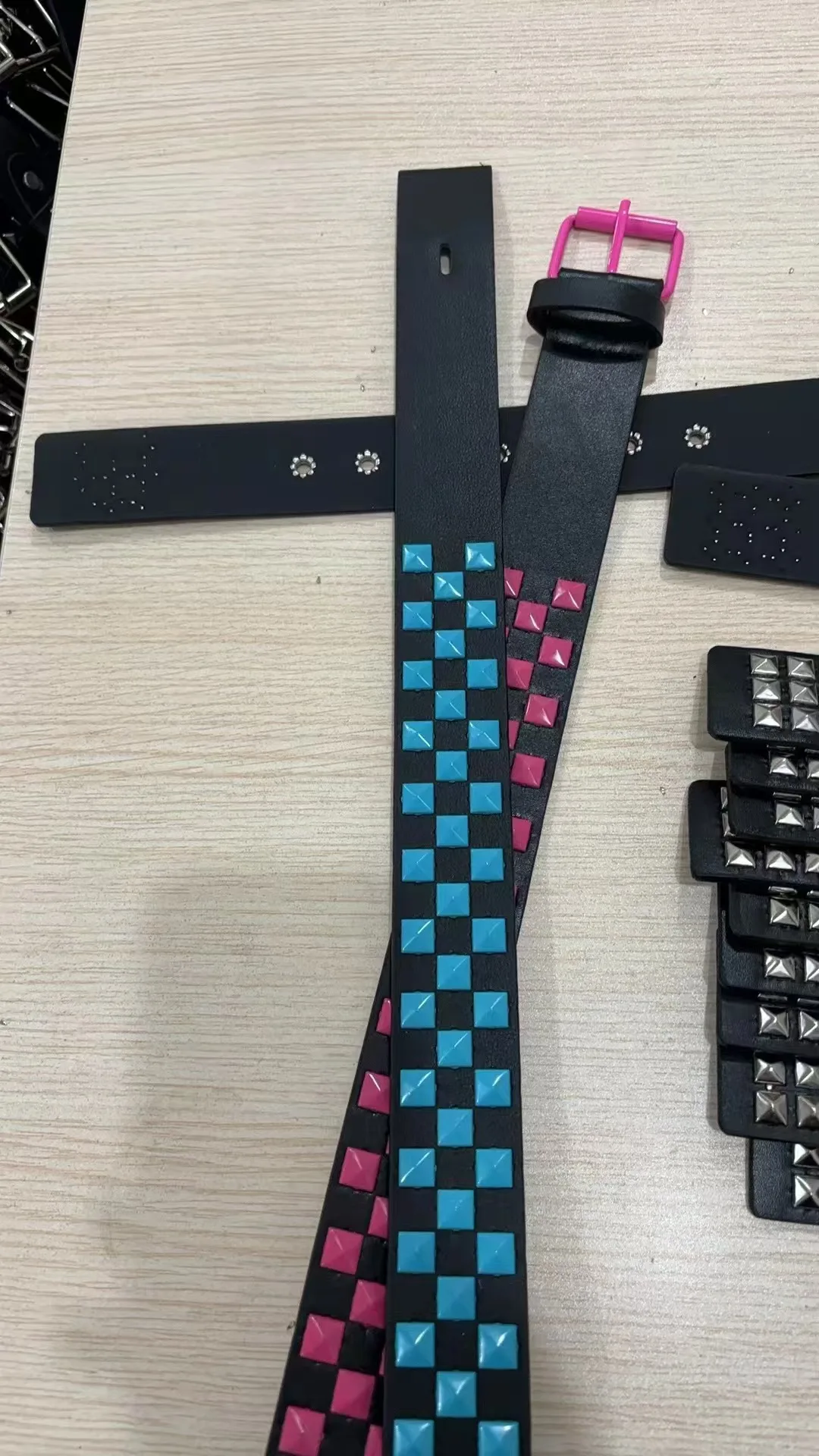 Roller Pin Buckle Punk Black Pu Leather Rivets Pyramid Studded Belt For Men Wholesale