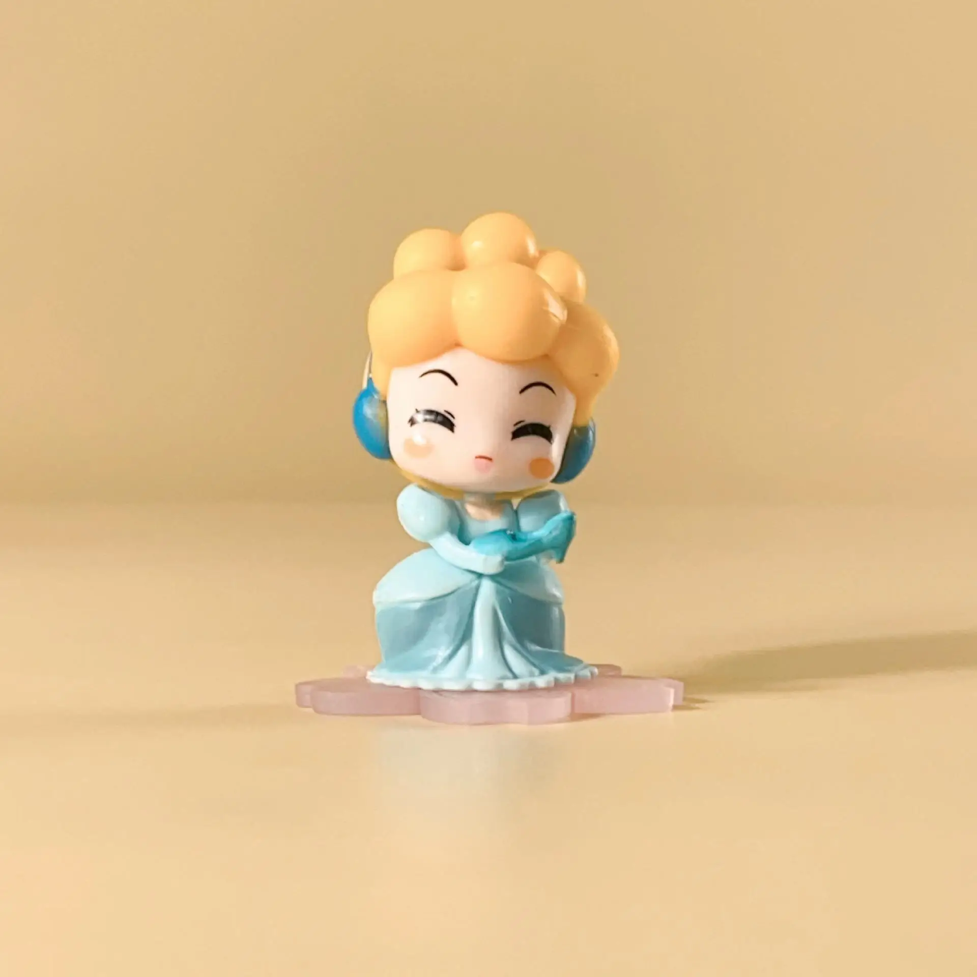 Quality Cute Design Cake Ornament Blind Ball Egg Figure Capsule Toy Blue Pink Princess Figure Snow Whited Figure Ball Kids Gift