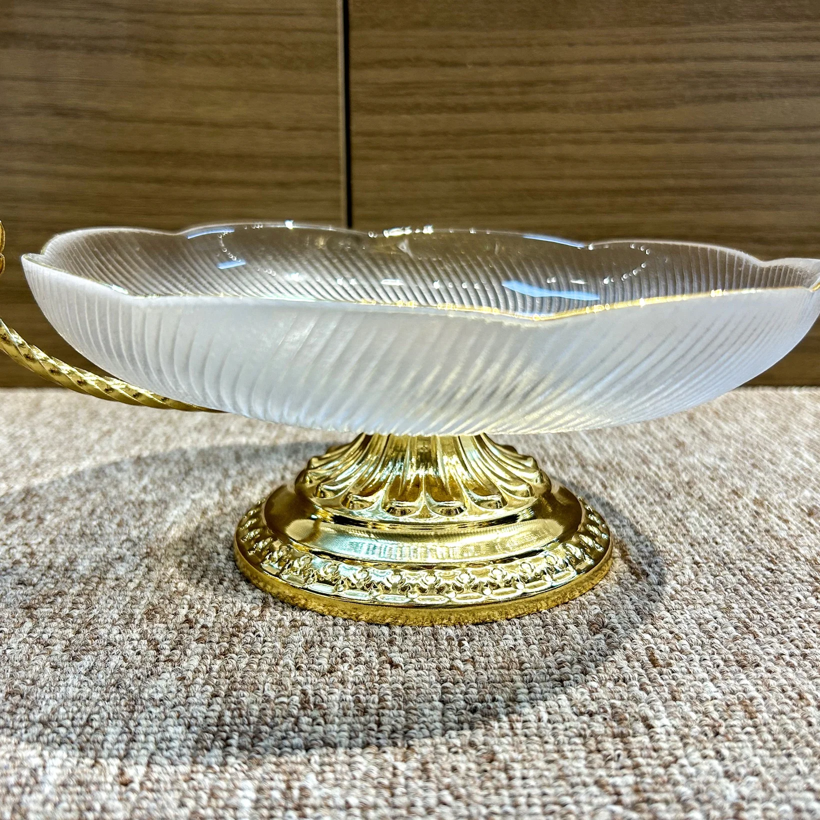 Iron Eid Holidays Goldplated Snack Dessert Glass Fruit Basket Handle Golden Metal Serving Tray Basket For Wedding Decoration