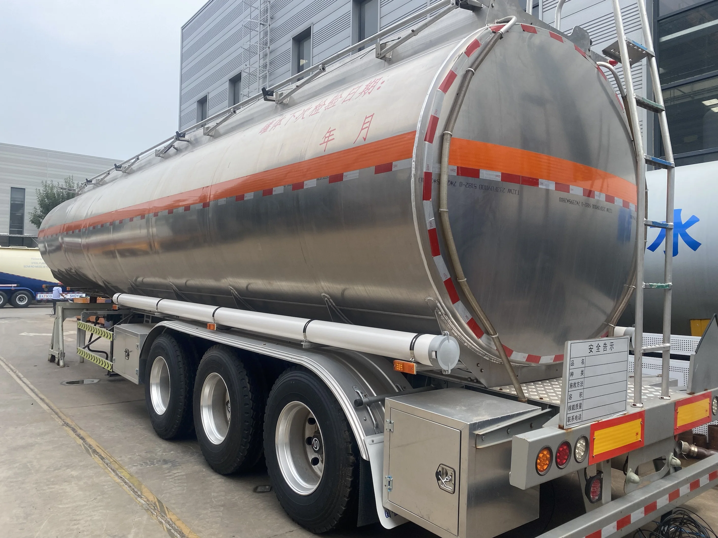 The latest process design of CIMC is a three-axis liquid medium semi-trailer made of high-strength steel/ Liquid Tanker Truck