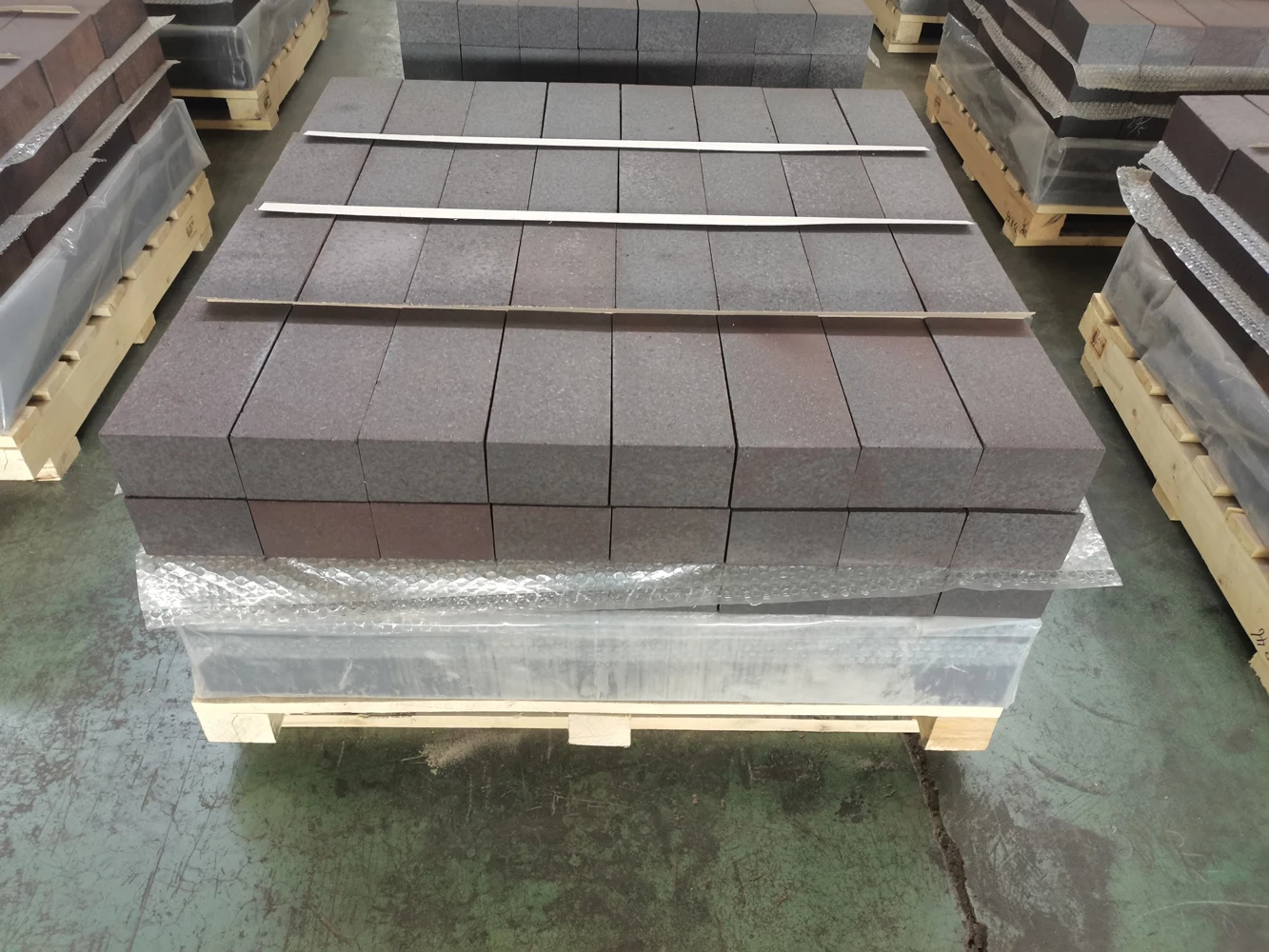 Common Chinese Factory Long Service Life Refractory Brick  Direct Bonded Magnesia Brick