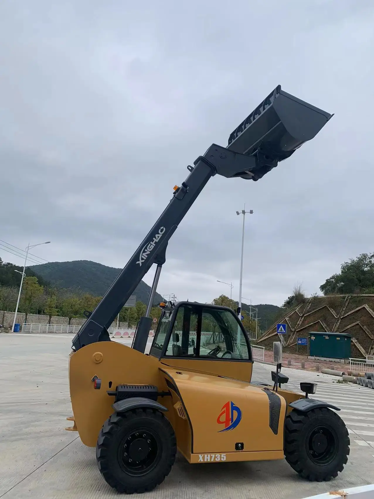 Xinghao EPA diesel engine telescopic handler with 13 metre boom heave 10ton load telescopic forklift 4WD telehandler