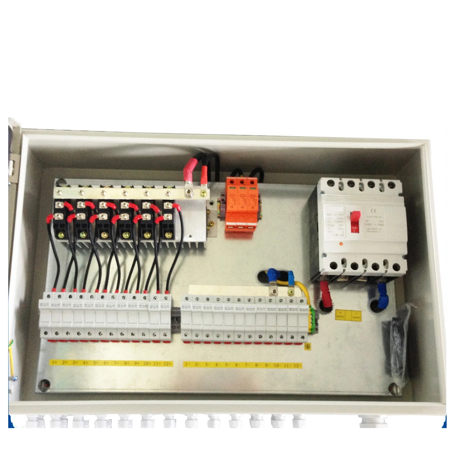 4 in 1 out  photovoltaic combiner box  IP65 PV system combiner box   Customize Voltage DC PV combiner boxes