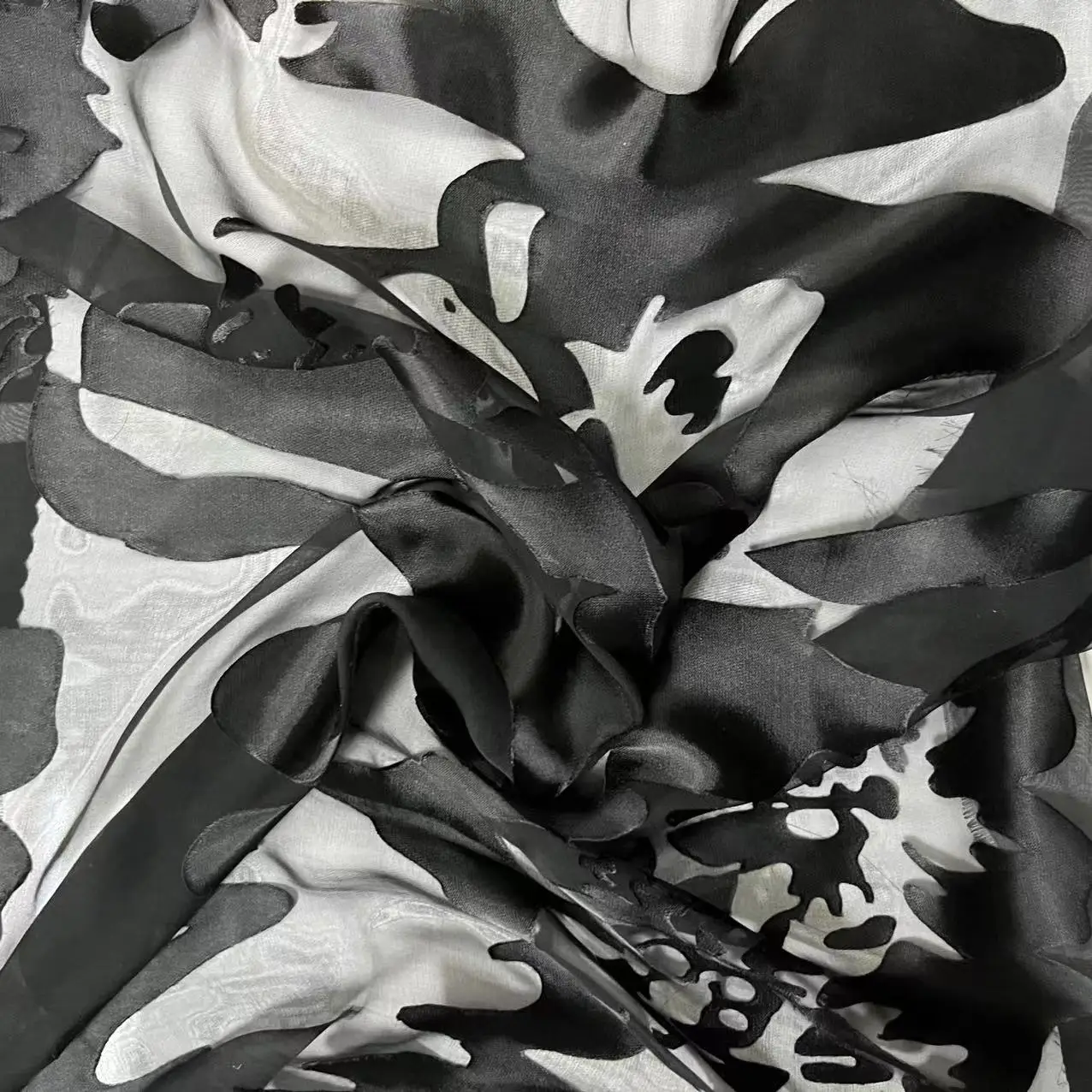 30% Silk 70% Viscose Satin Burn Out Flower Printed Silk Woven Fabric Burnout Silk Velvet Fabric for Dress Sari