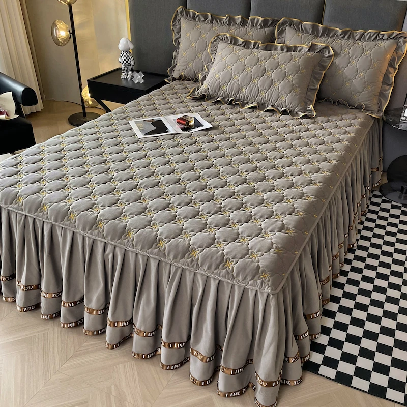 Quality Assurance Factory Supply Bedding Set Polyester Cover Skirt Lace Bedspread 3 Pcs Quilted Thickened Bed Skirt For Winter