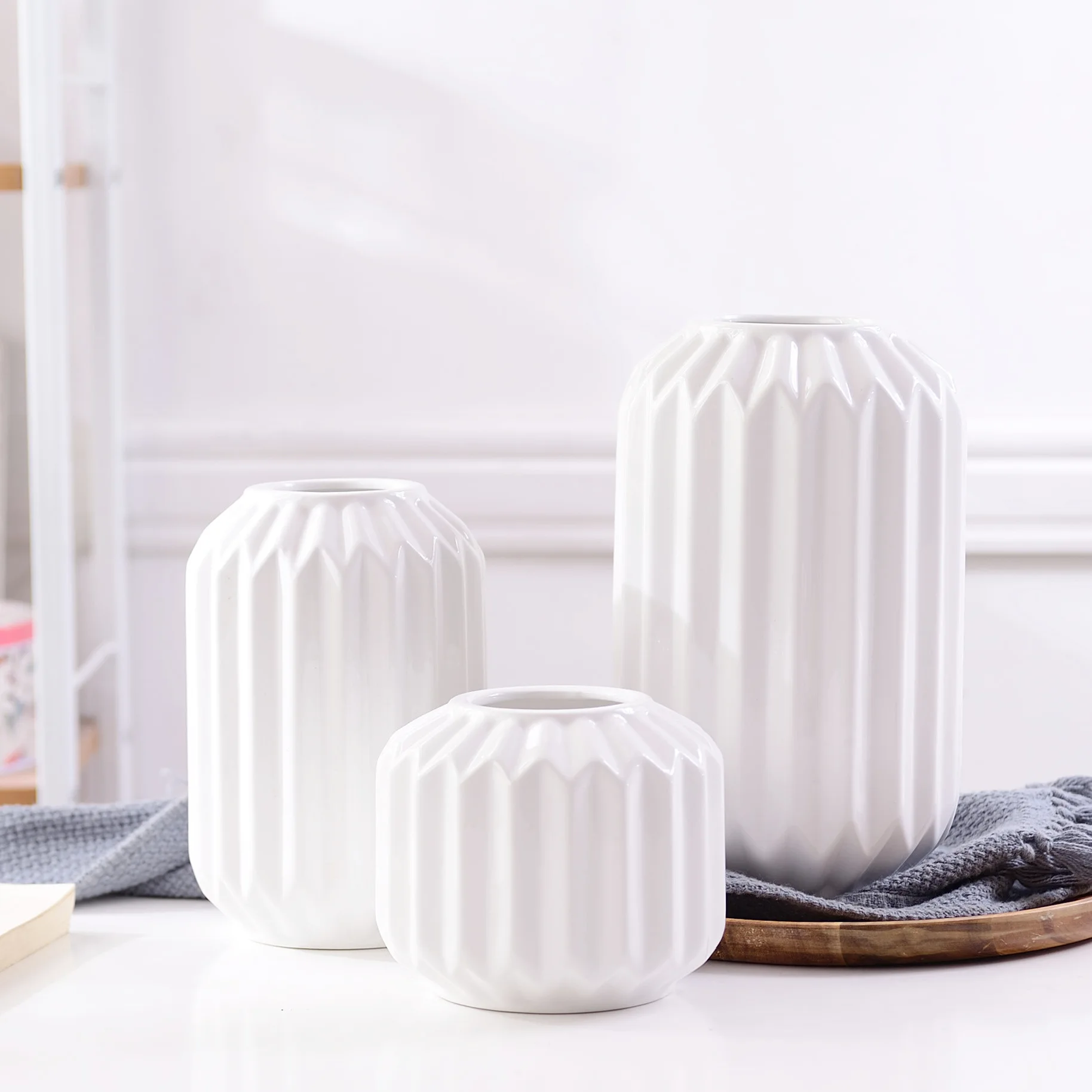 High Quality Modern Decorative Art Pottery White Luxury Flower Vase Home Living Room Decoration  Ceramic Vases For Flowers