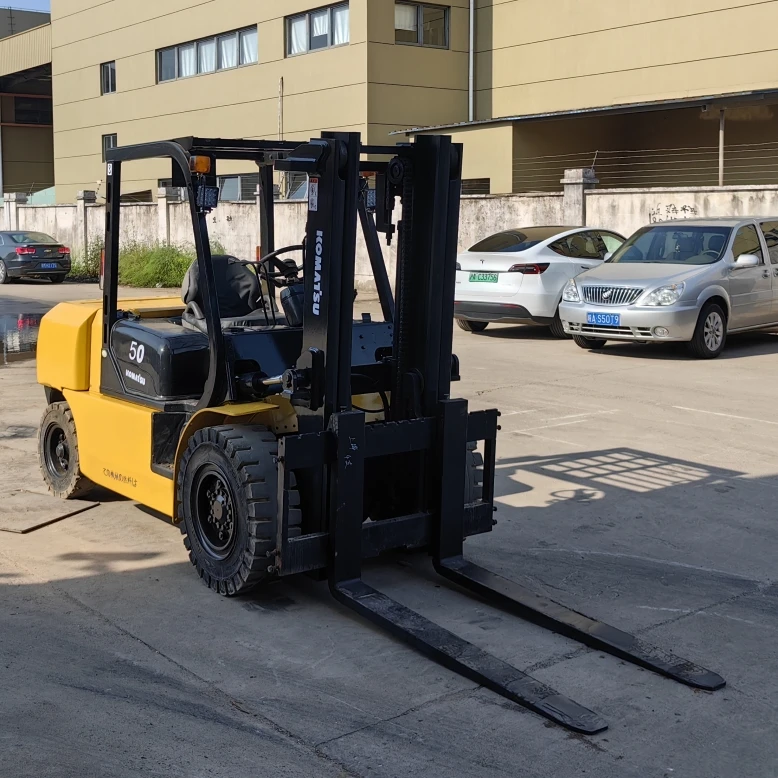 KOMATSU Lumina 3 Подержанный 2010 Opel Corsa D двигатель A14 Xer Ecotec желтый 8 1999 в Шардже дизельный 2018