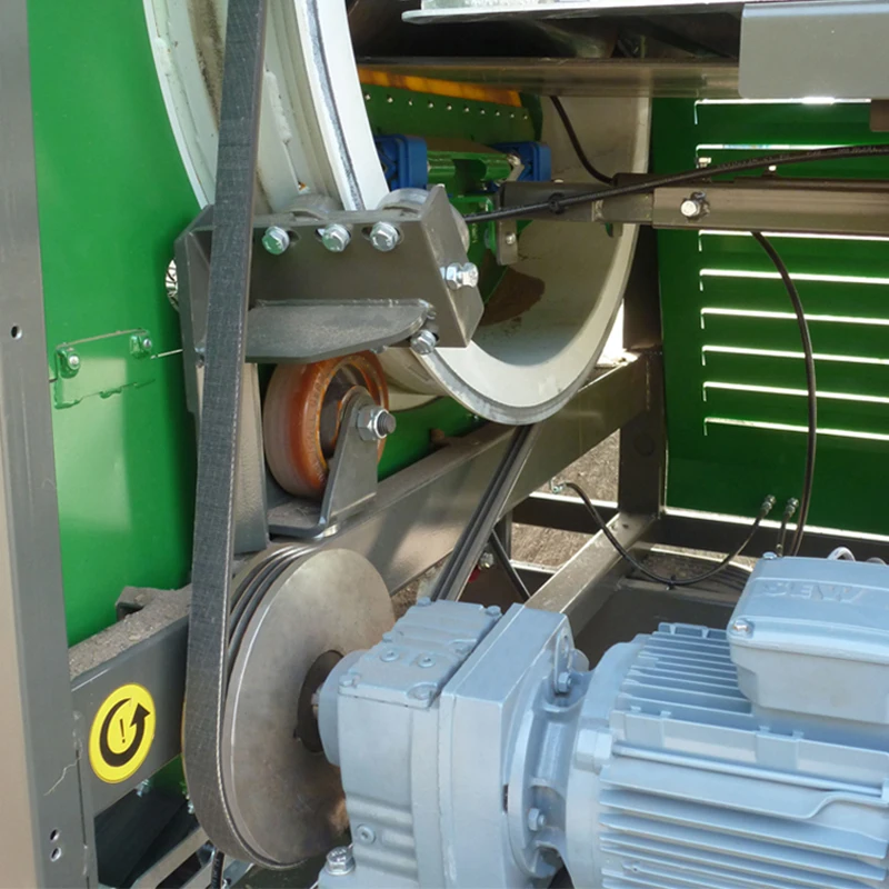 Mobile compost screener machine with brushes