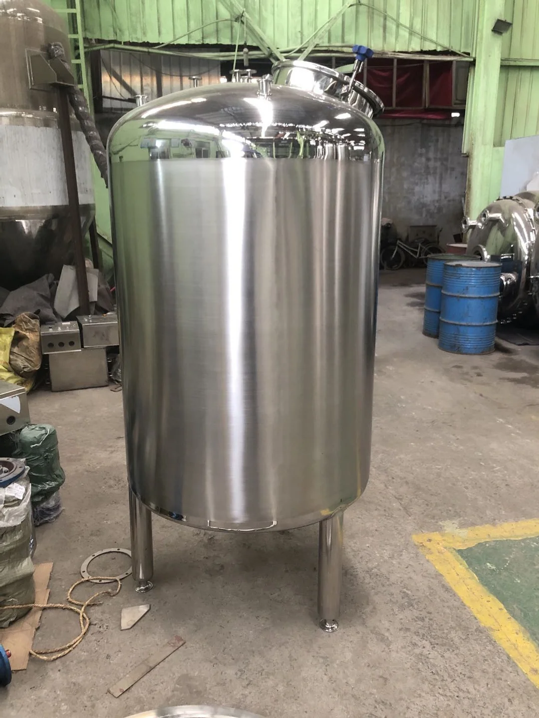 Sanitary Stainless steel beverage juice milk vertical storage tank with wheel agitator stirring blending storage tank