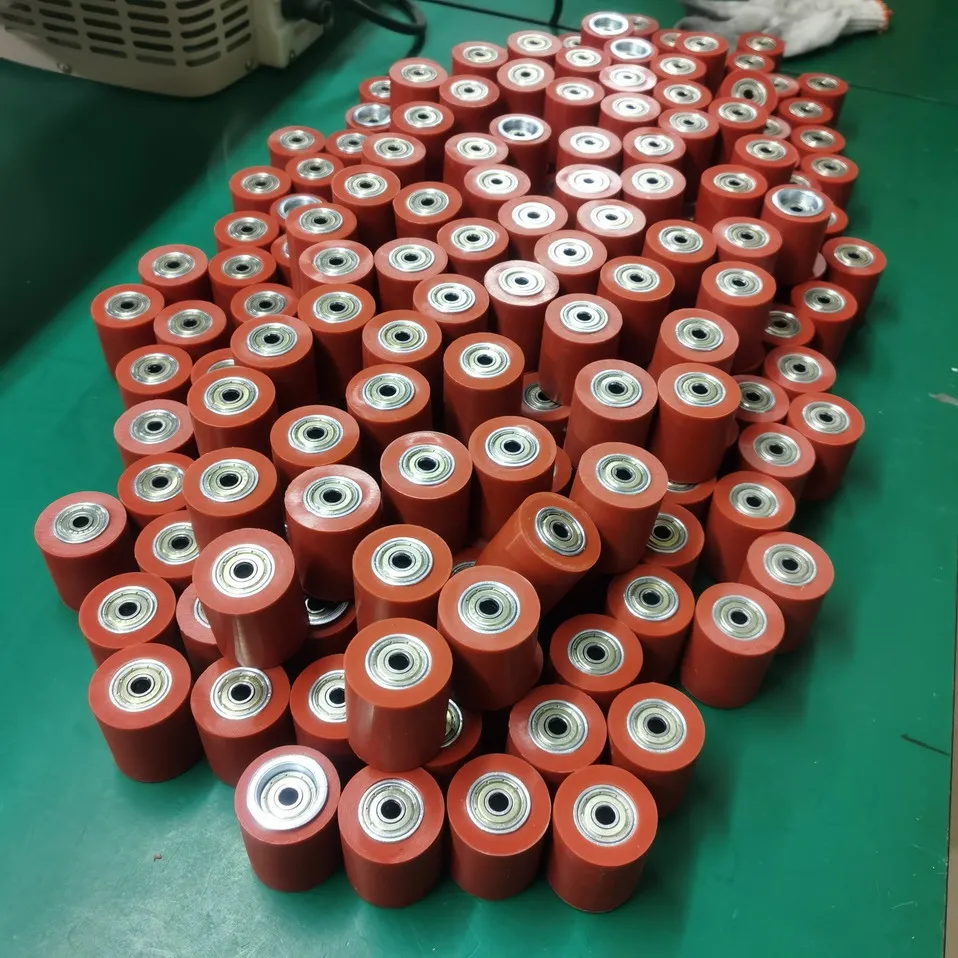 The wide rubber roller has no axle projection on one end for scratchless flush work roofing tools and accessories Vinyl  roller