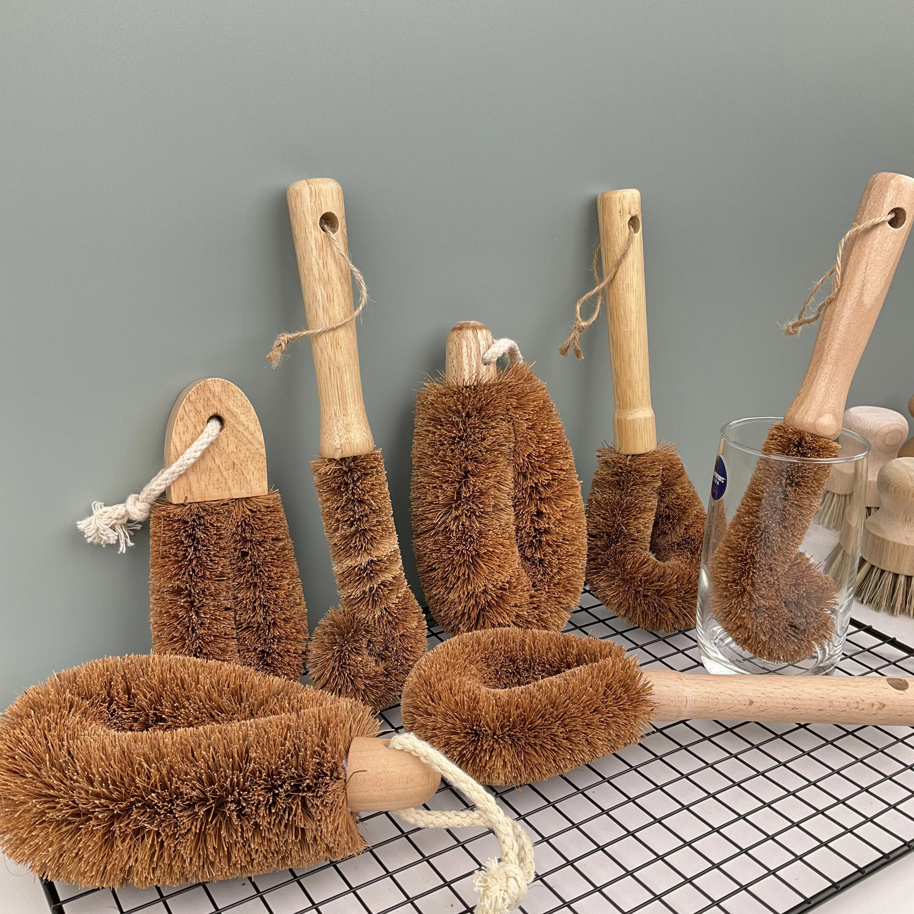 OEM /ODM Kitchen Brush Scrub Set with Bamboo Handle and Coconut Fibers Bristles Vegetable /Bottle Dish Pot Cleaning Brush