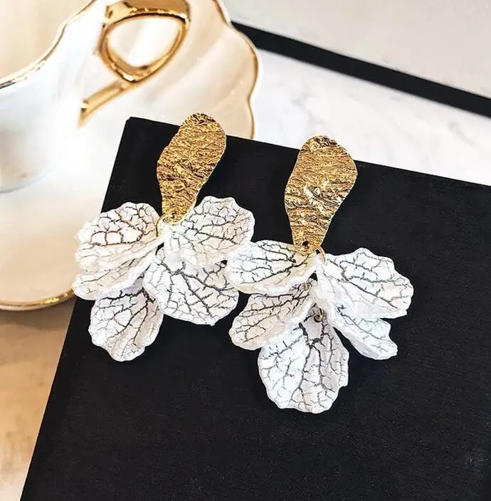 New Design Fashion gold stud earrings White leaf earrings wholesale LX06007