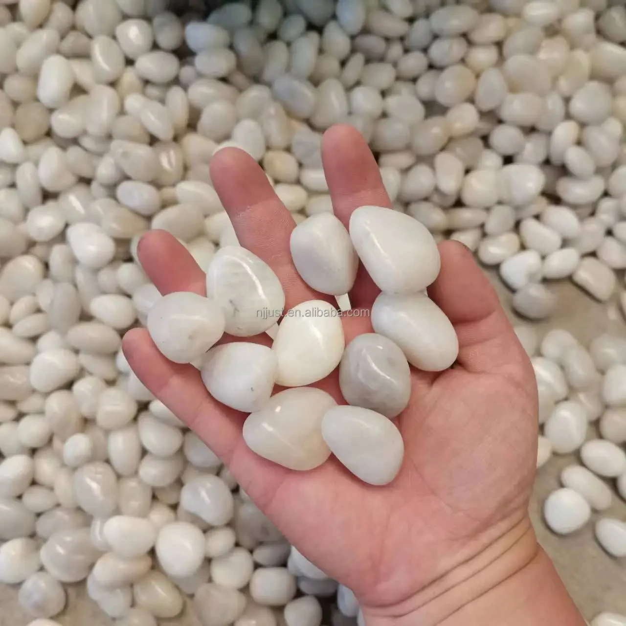 High quality polished pebble stone,driveway pebble stone,gardening stone as outdoor and paving road decoration