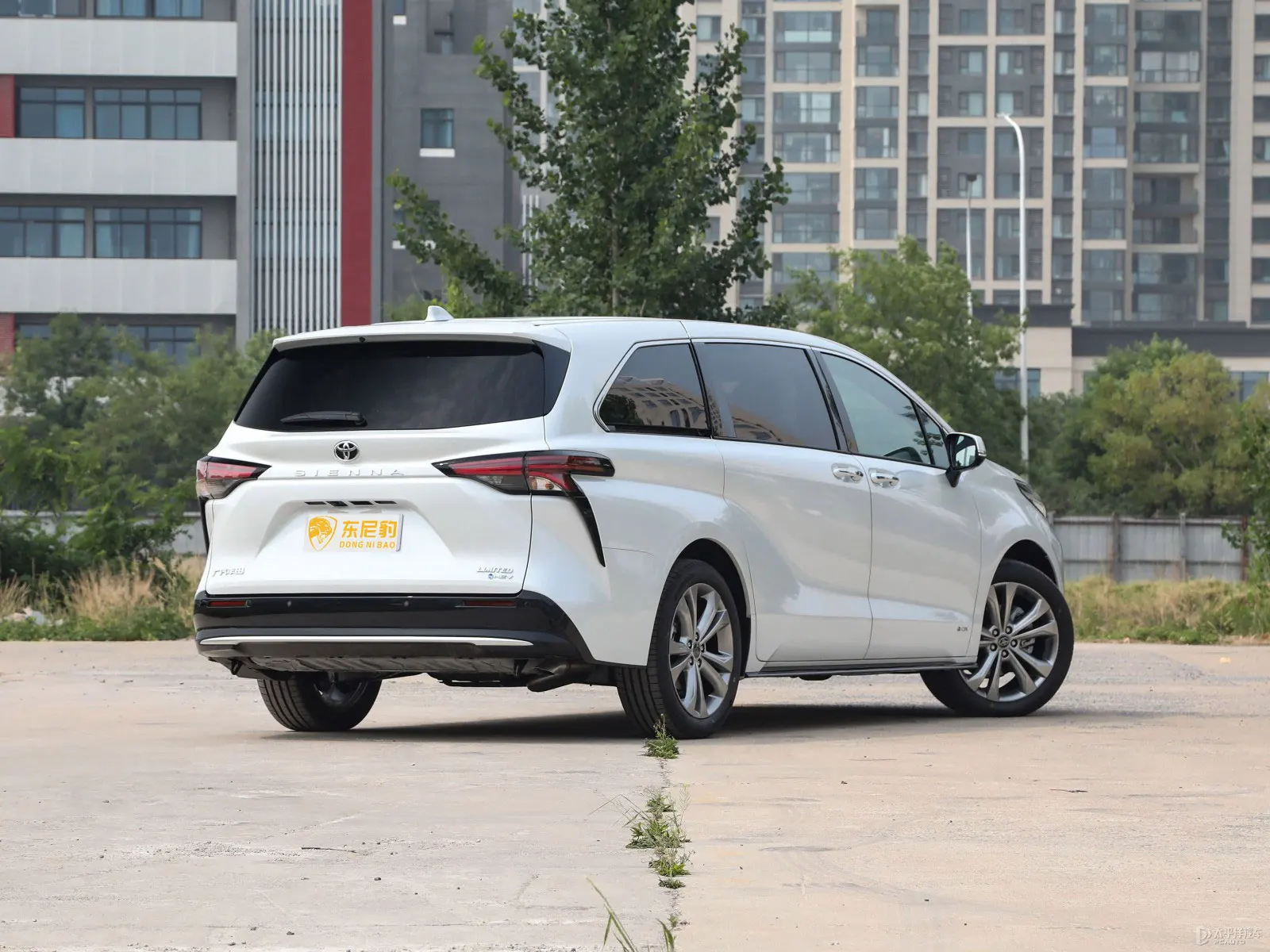 2023 Toyo ta Sie nna Automatic Gearbox Leather Seats Rear Camera Metal Roof Rack FWD Drive Euro VI Emission Standard Now Left