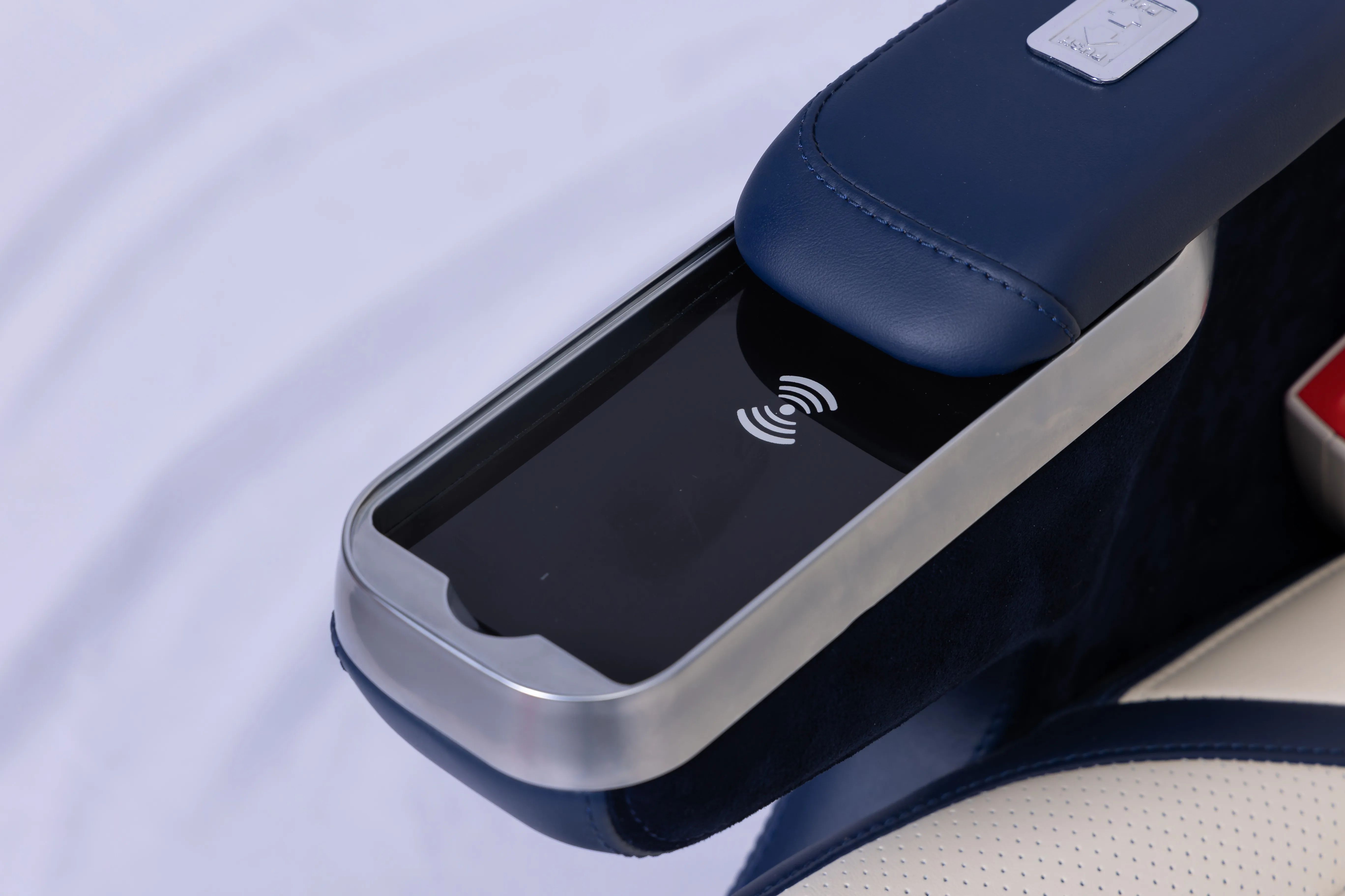 Luxury Electric Leather Car Seat With Footrest Wireless Charging For Vito Vclass Alphard Vellfire