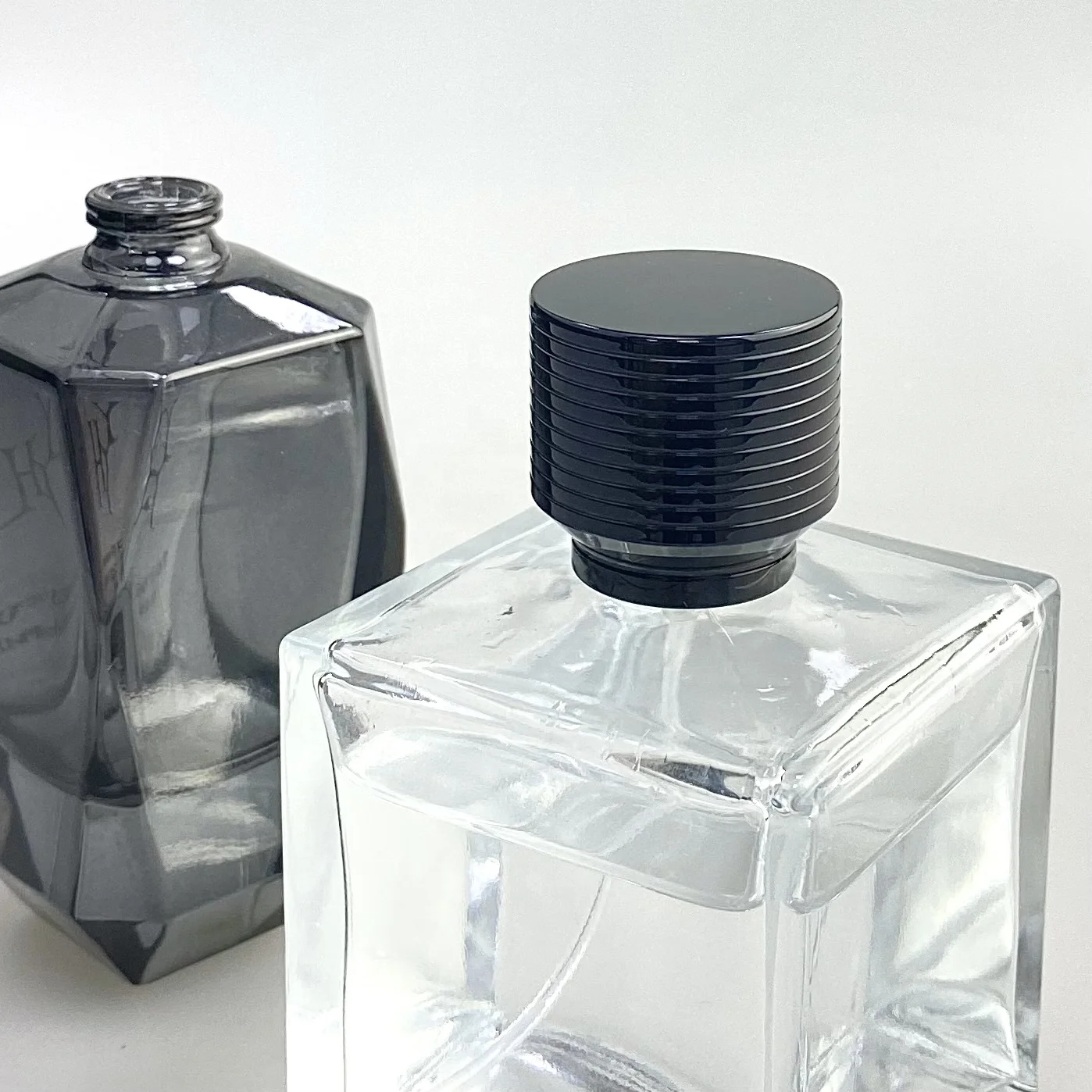 Крышка флакона духов распылителя