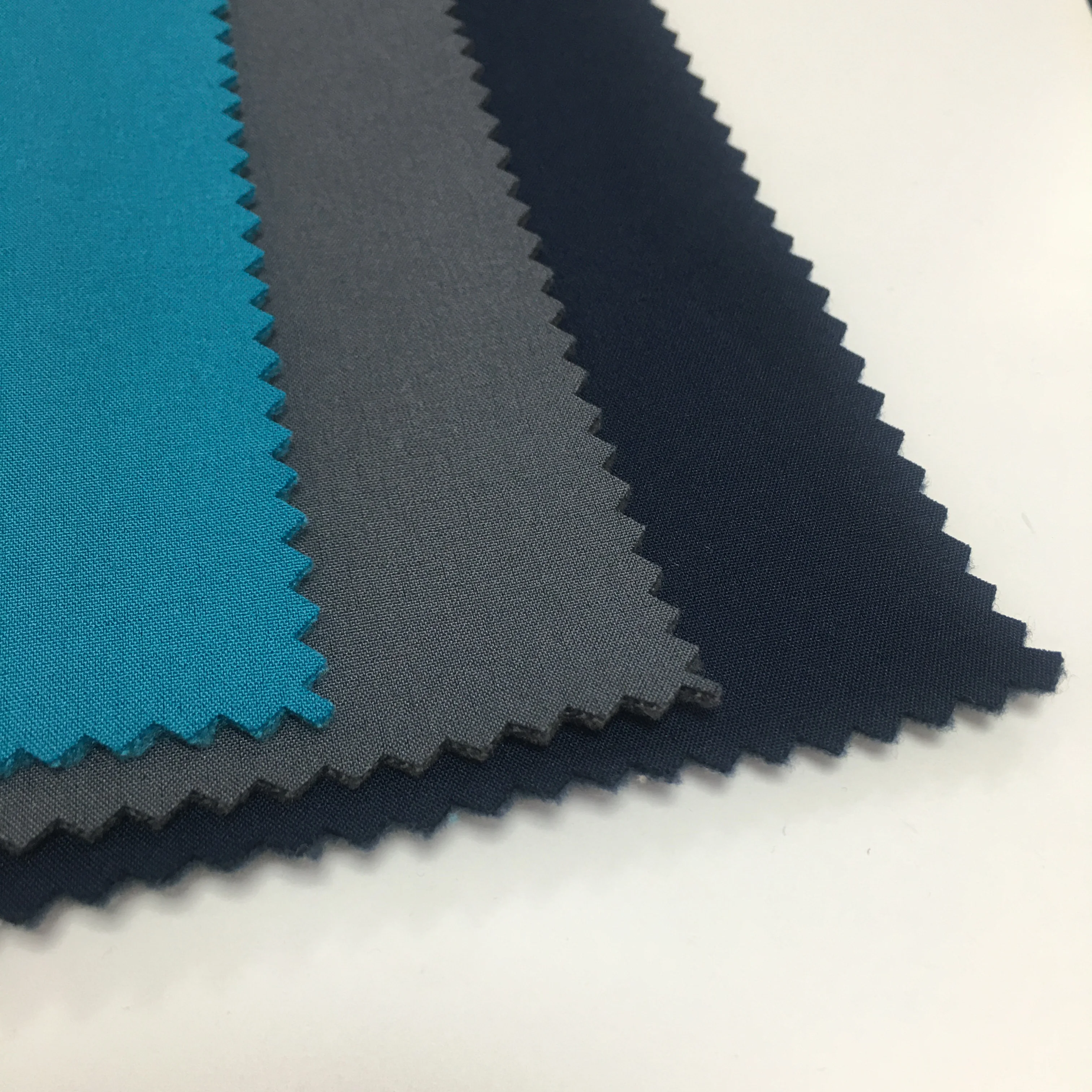 Cheap Wholesale softshell fleece waterproof 4 way stretch bonded with TPU with fleece  320GSM 147CM winter clothes fabrics