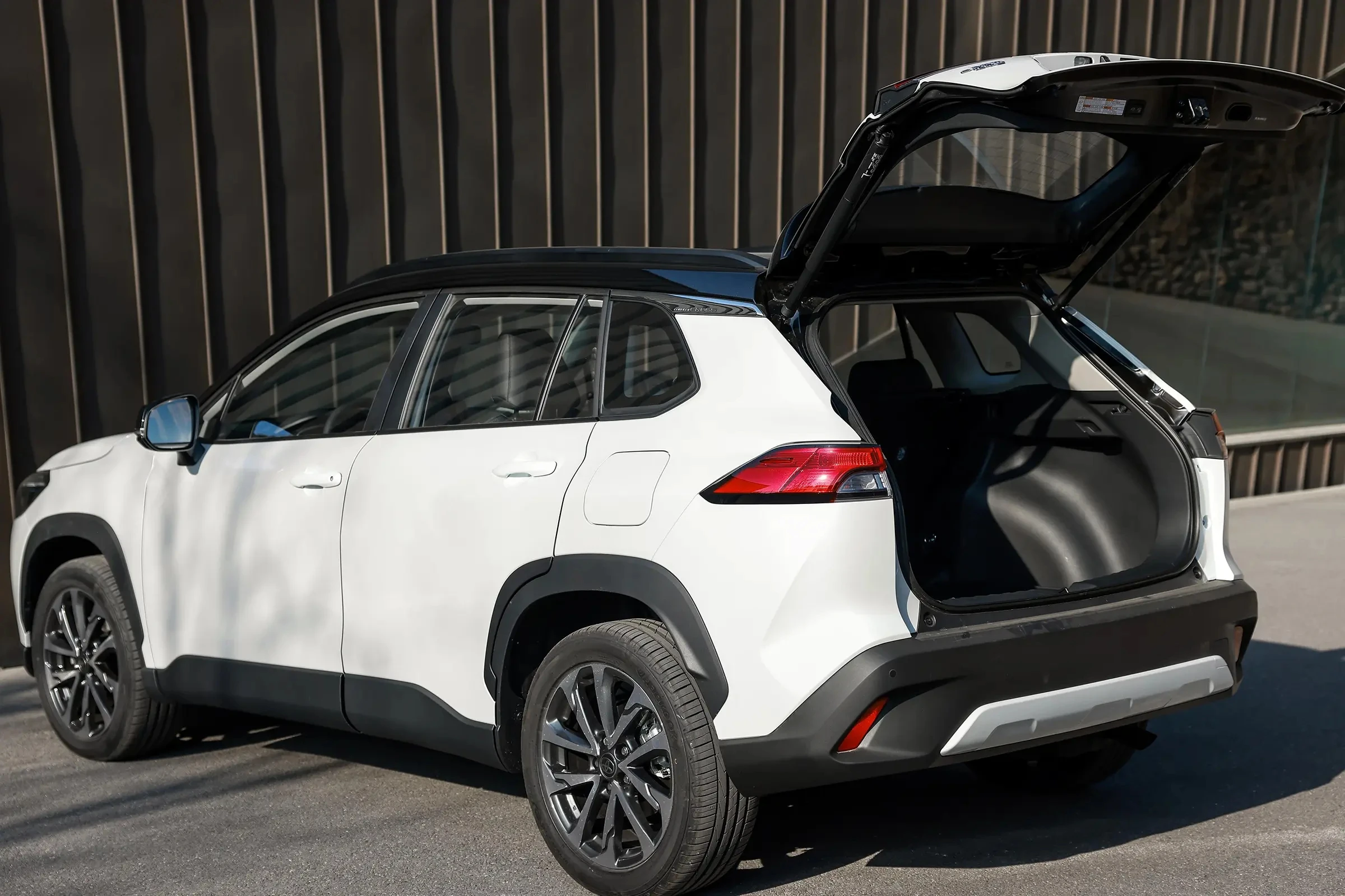 Цена на акции автомобилей toyota corolla 2023 hibride 2.0L Pioneer компактный внедорожник бензиновый автомобиль Гибридный кросс 2024