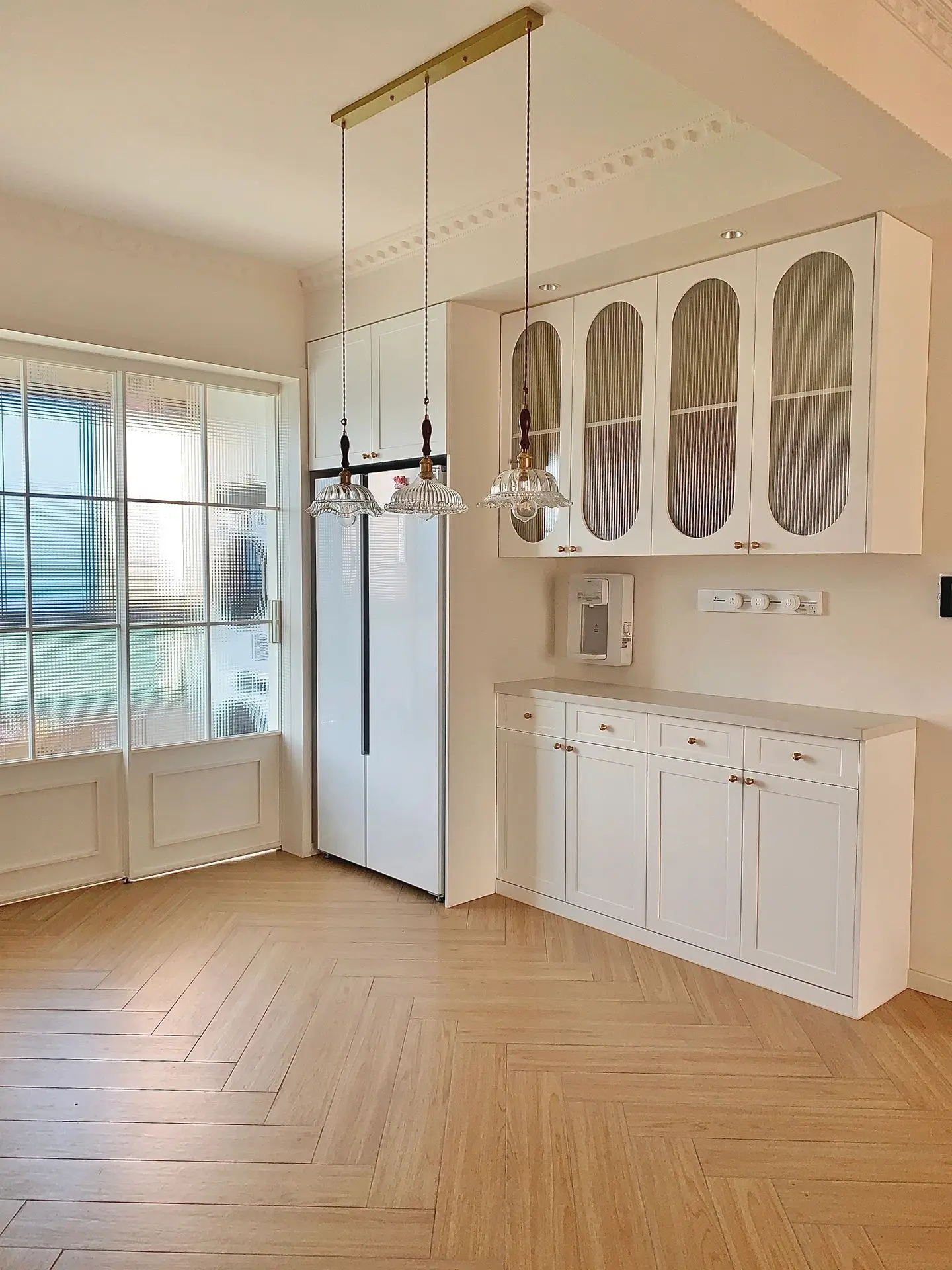 French Curved Glass Door Dining Side Cabinet with Simple Style for Living Room Storage or Computer Desks