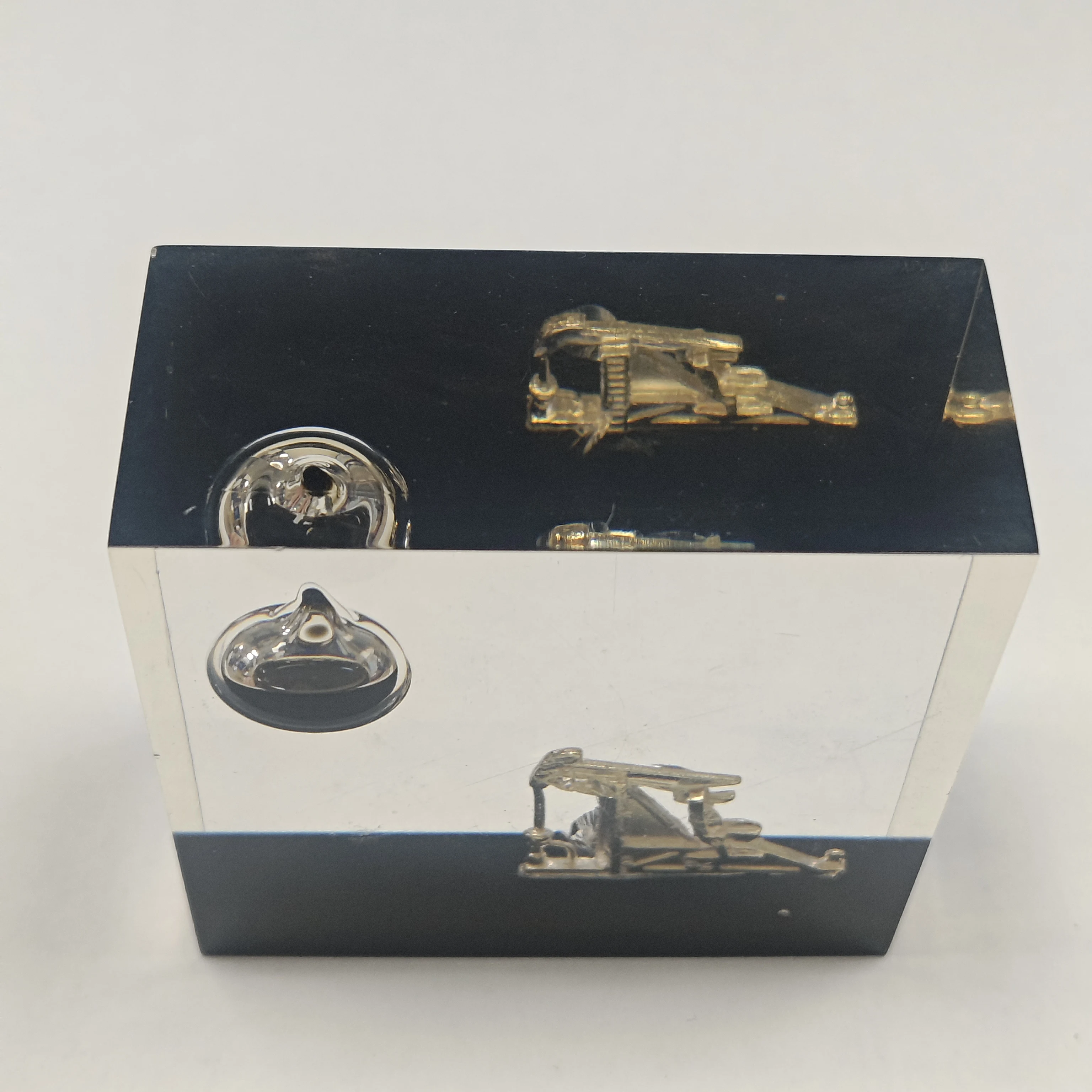 Customized Resin Acrylic Material Embedded Oil Oil Pumping Unit Trophy Cube Oil Company Souvenir Gift