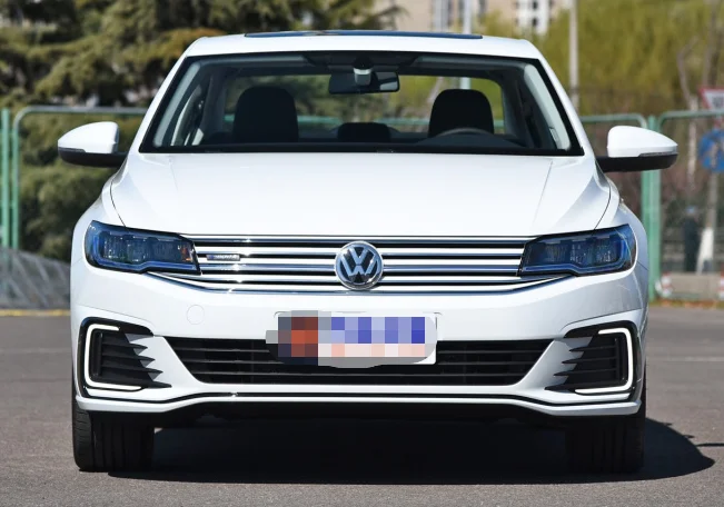 High-speed adult electric cars selling 4 doors and 5 seats in China
