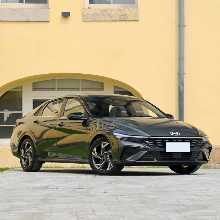 Подержанный 2022 Hyundaicar Elantra автомобиль 0 км очень хорошее состояние бензиновый седан