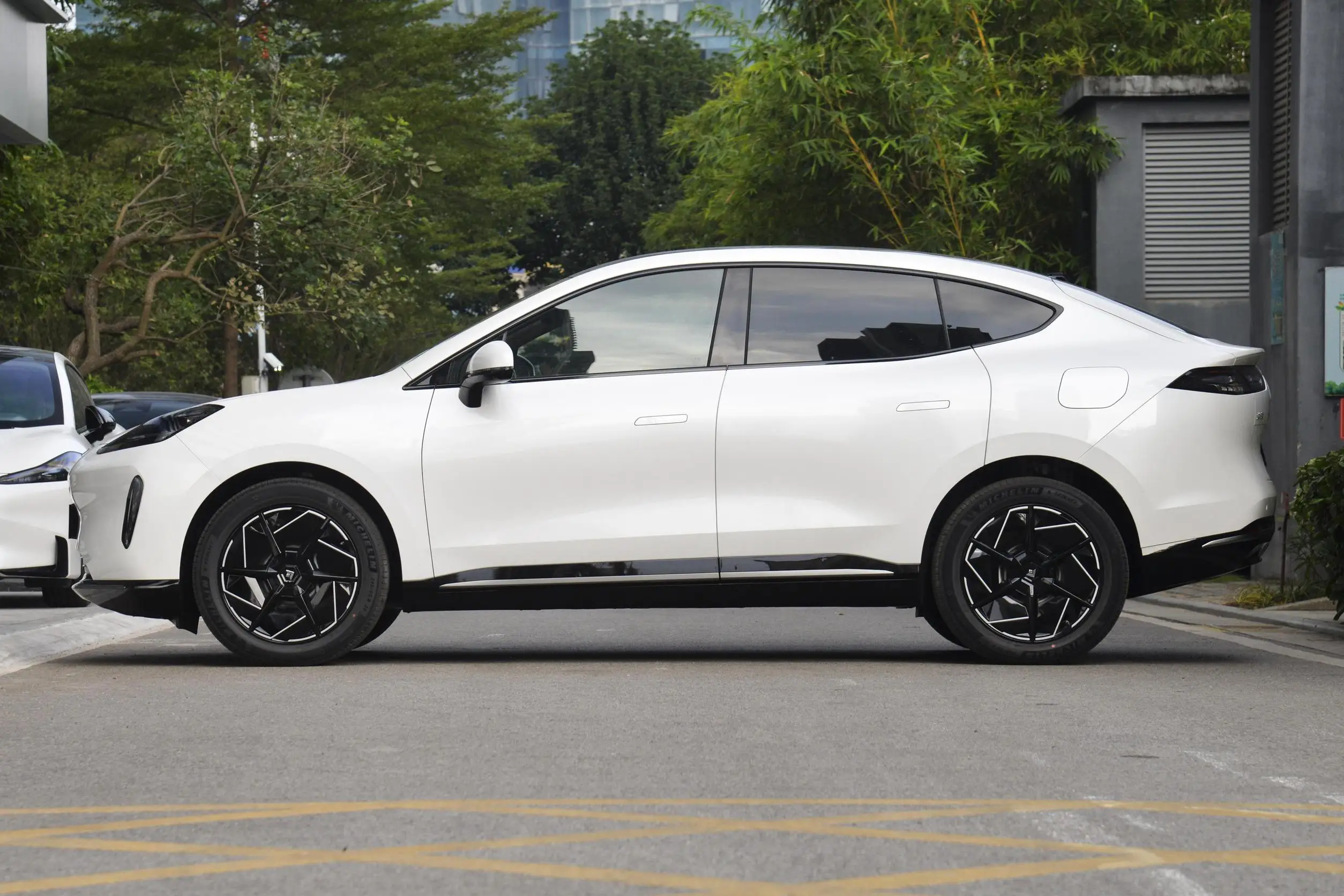 New Energy Vehicle For Aion Hyptec HT Powerful EV Car with Fast Speed Noiseless and Safe SUV