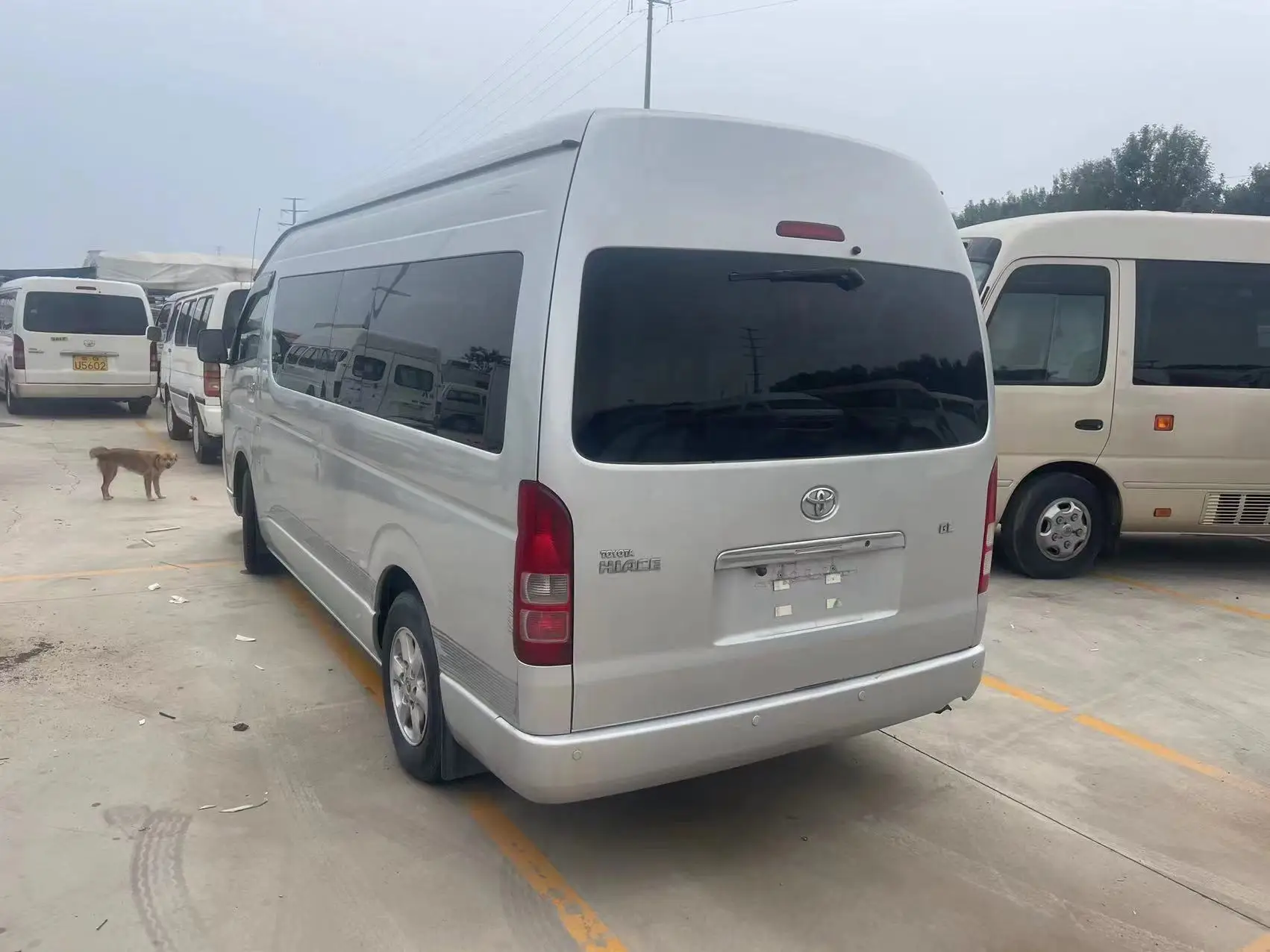Hot Sale Upgrade Your Fleet with a Spacious TOYOTA HIACE 18Seats Van Manual Transmission and Customizable Color Options