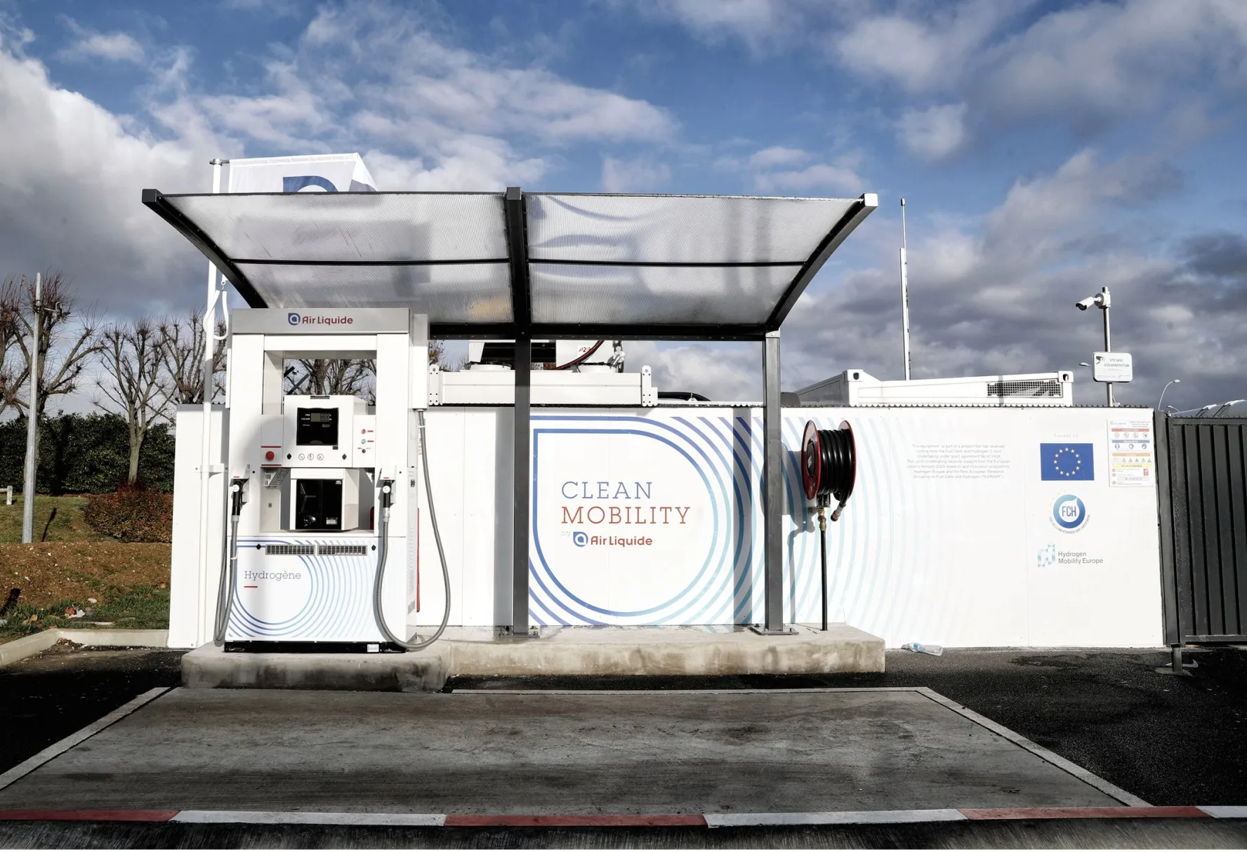 Distributed and mobile methanol hydrogenation stations Hydrogen refueling stations