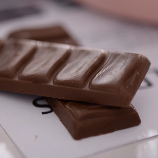 2023hot sales Manufacturer OEM   milk dark  Jumping  chocolate bar 18g