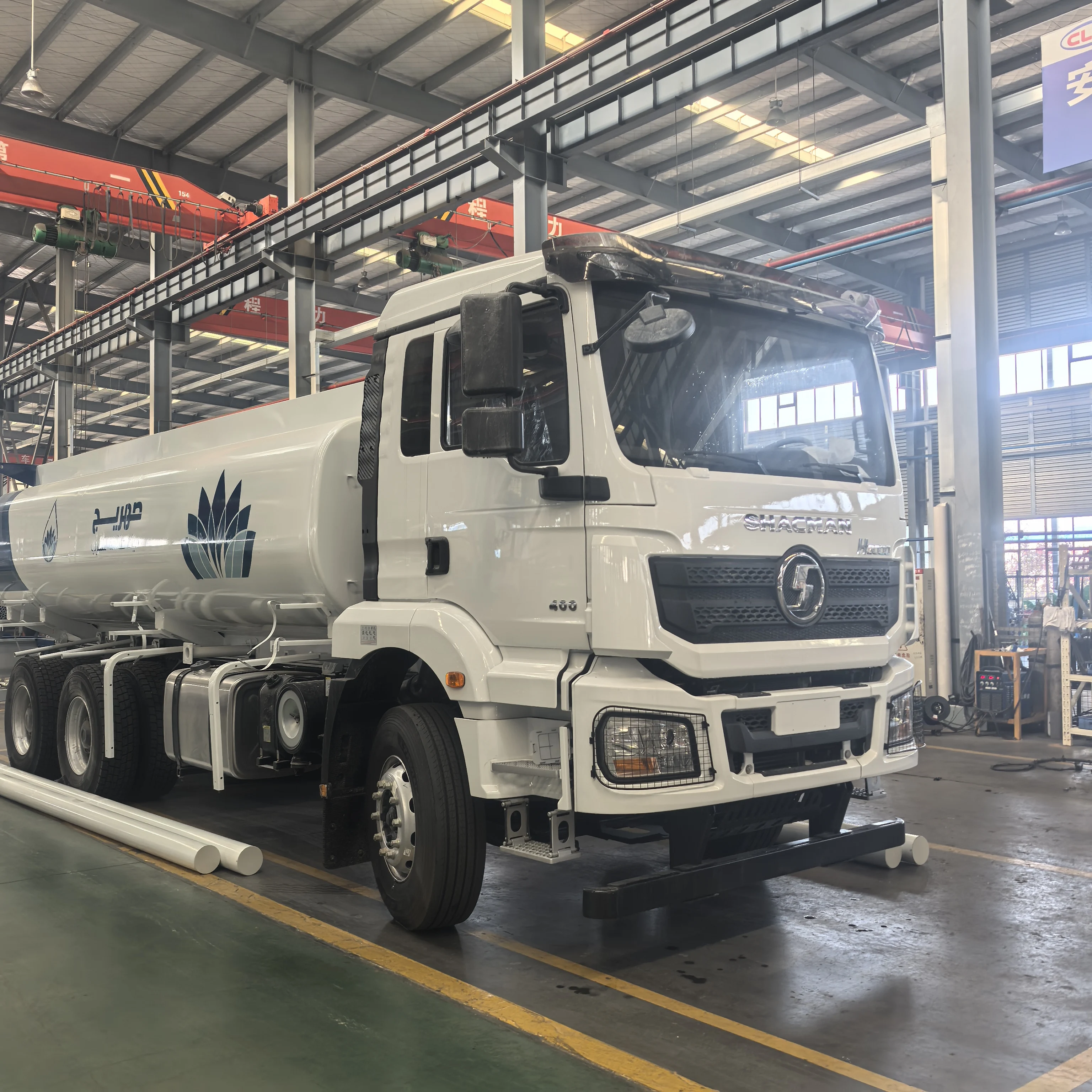 Shaanxi Automobile H3000shcman Cummins 400 horsepower eight-speed transmission 18-square sprinkler  truck