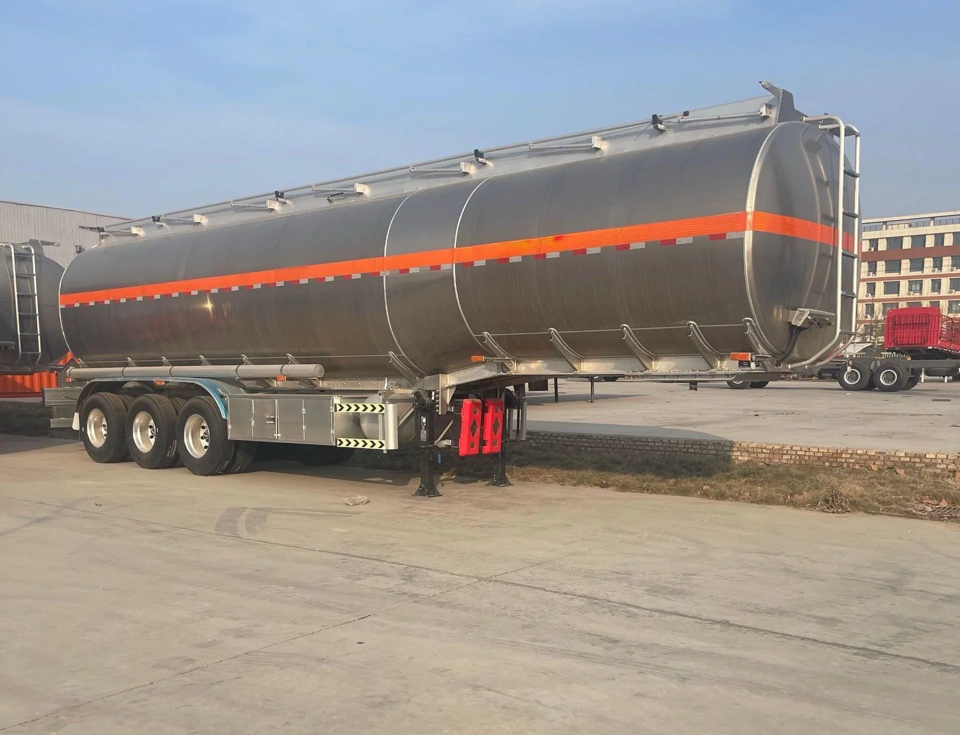 The latest process design of CIMC is a three-axis liquid medium semi-trailer made of high-strength steel/ Liquid Tanker Truck