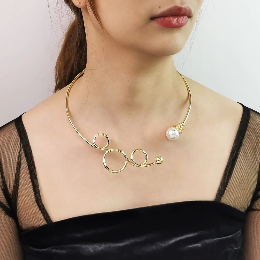 2024 Unique Design twisted alloy choker pearl inlayed rhinestone pendant torque necklace personality neck jewelry accessories