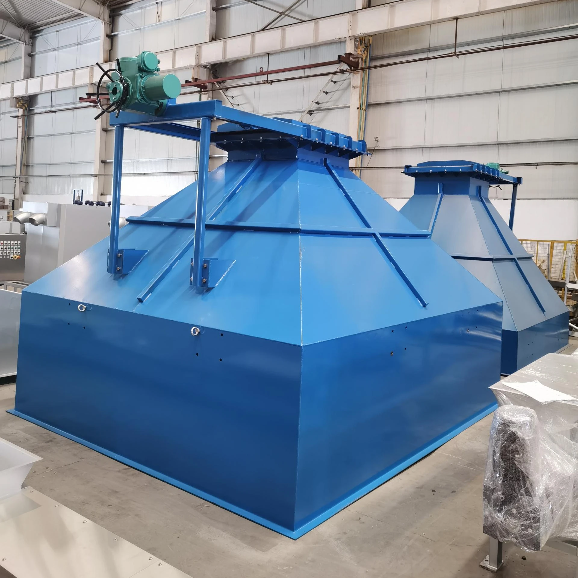 Low Price Vertical Welding Receiving Packing Trash Grit Garbage Mud Filling Feed Hopper Machine