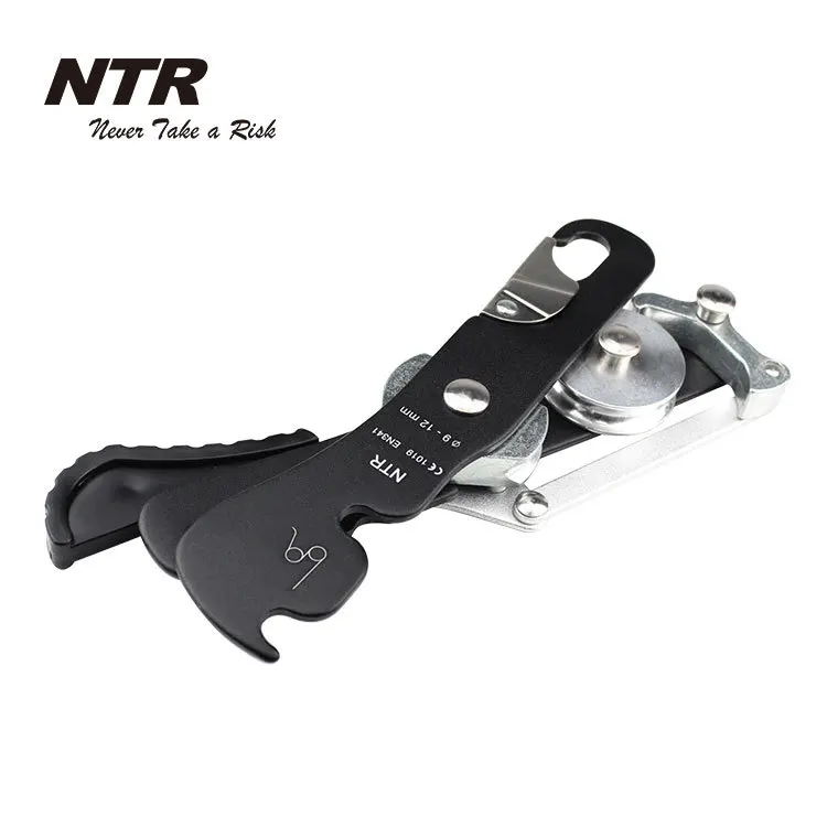 Anti-panic self-braking descender for climbing rappelling equipment