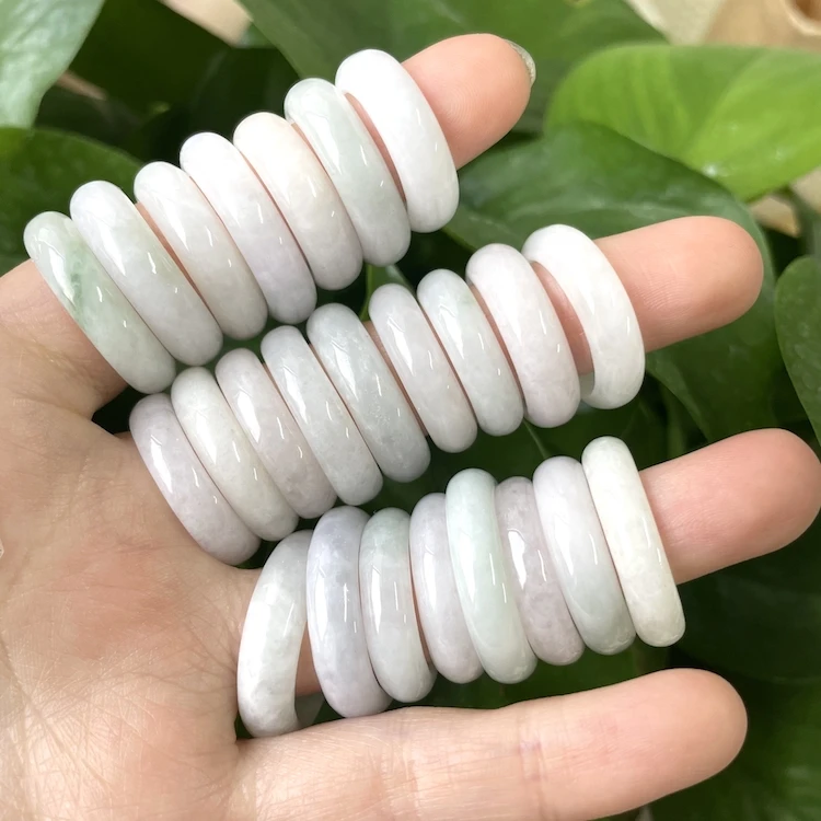 
 The natural  Burmese jade ring of the classic ring can guarantee that A can be issued with A certificate for bulk supply  