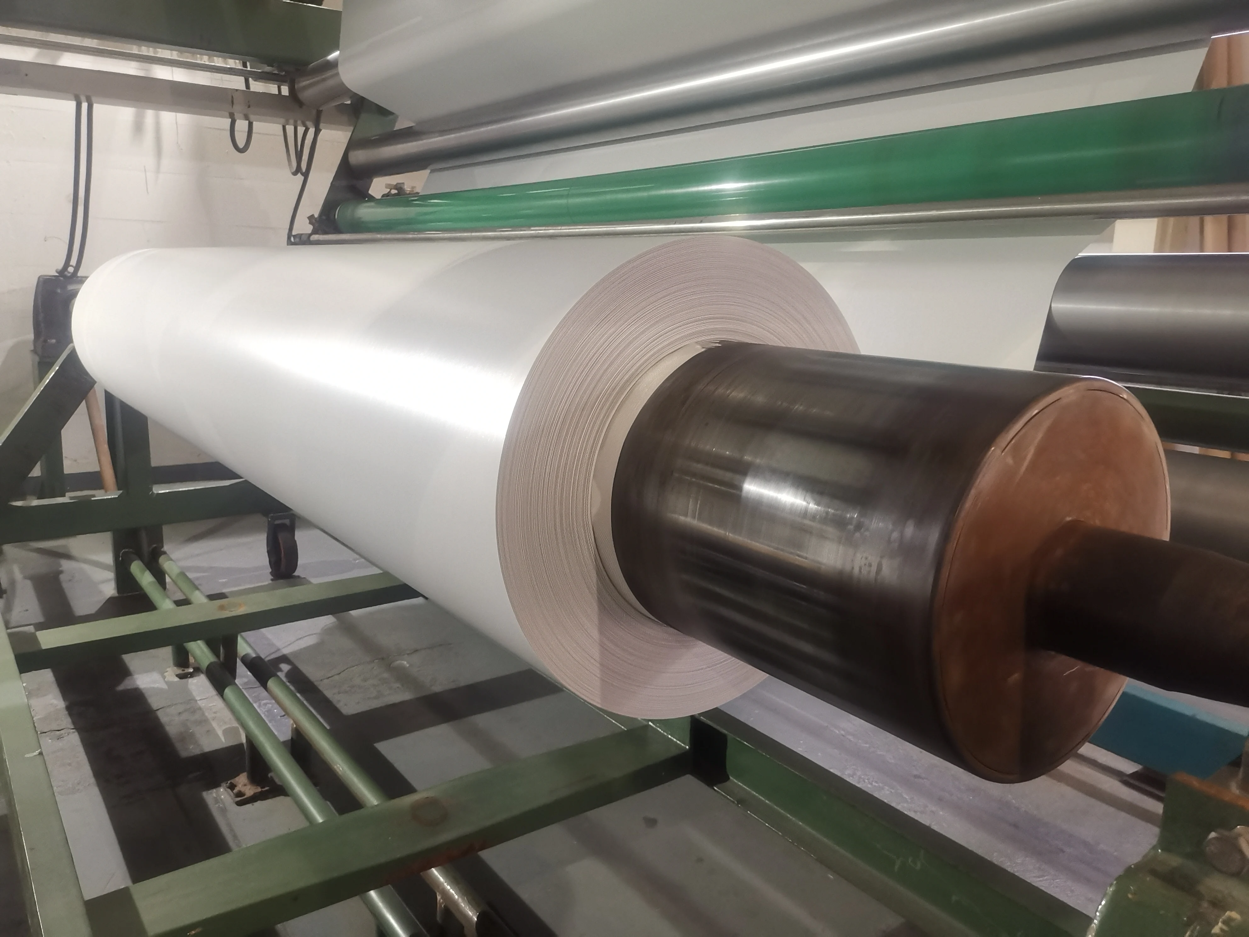 Промышленный 1300D 1050 gsm 1250 Блэкаут ПВХ брезент белый строительный растягивающийся мембранный структурный