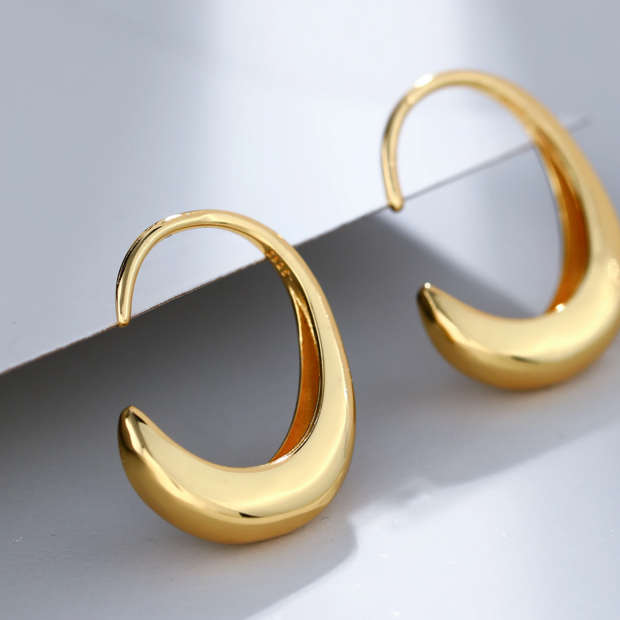 Fashion Gold Plated Geometric Earrings Wholesale Smooth Metal Moon C shape Hoop Earring Huggie Earring For women Girls