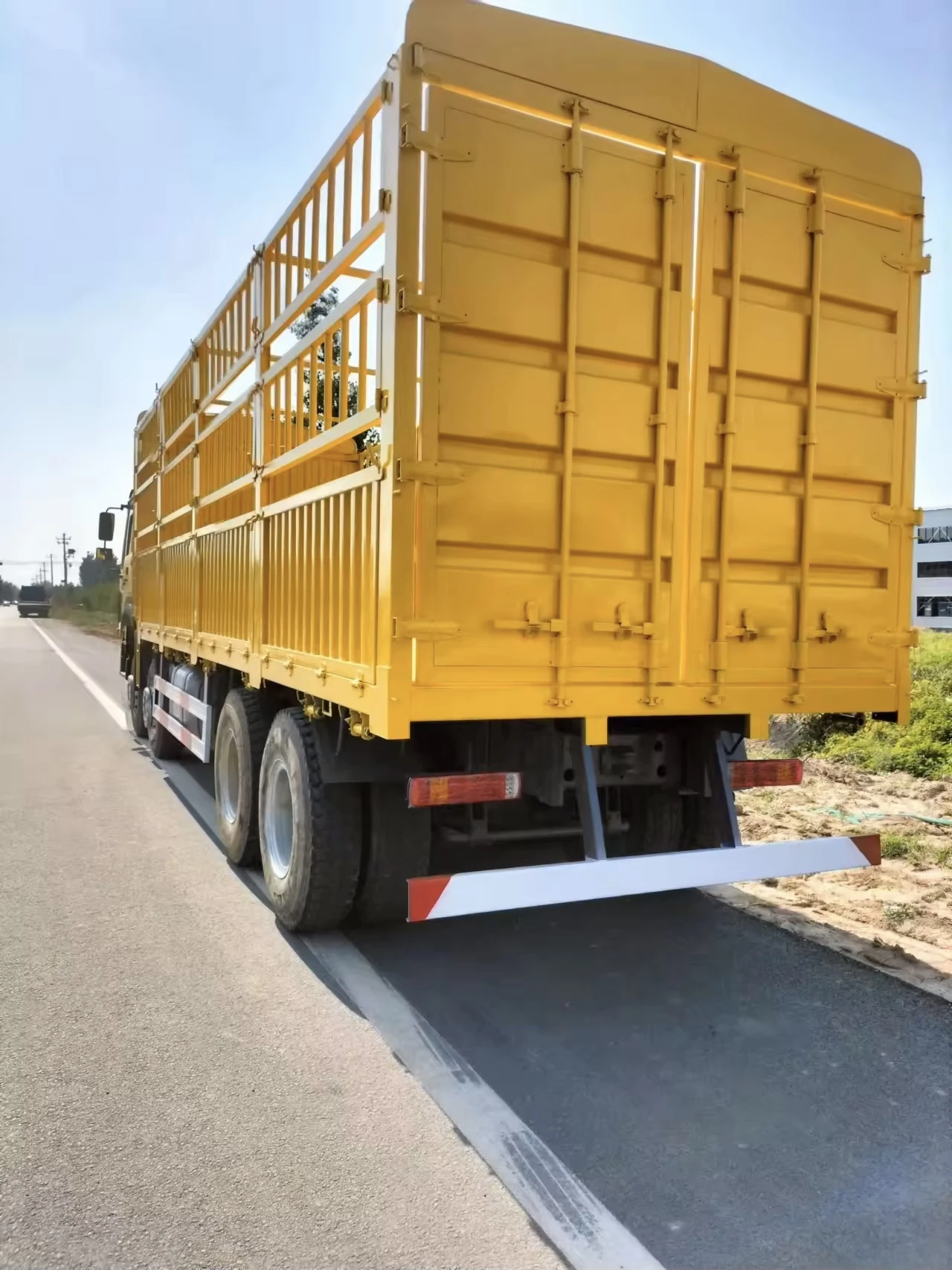 Fairly used Sinotruk HOWO cargo truck 30ton transportation truck 6*4 8*4 cargo truck for sale