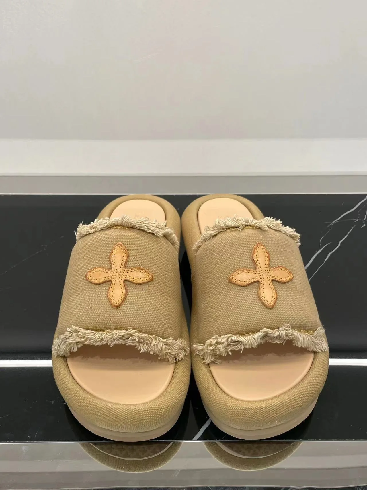 High Quality Dark Cross Black Velvet Slippers With Thick Soles Wear Fashion Fur Indoor Slippers For Ladies