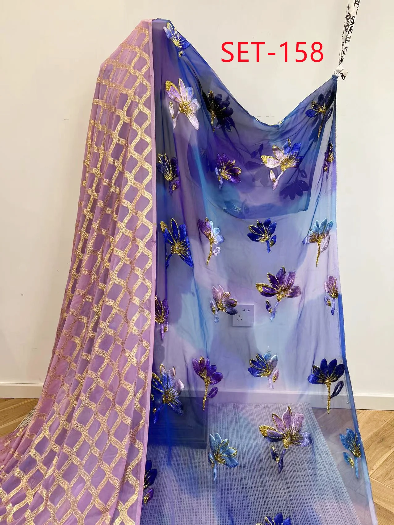 Promotional Customized Printed Gold Metallic Yarn Jacquard Flower Design Silk Fabric