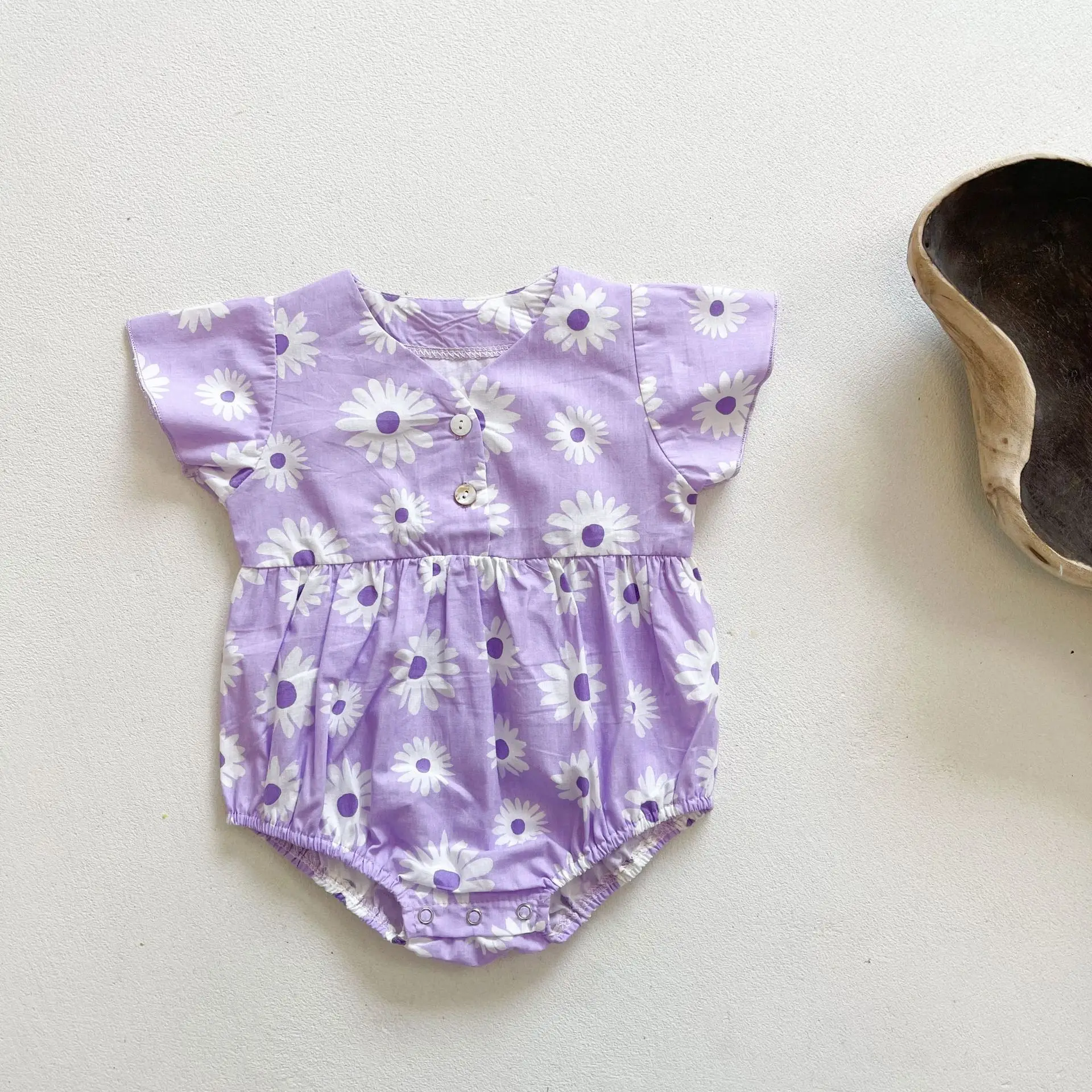 Baby summer clothes baby rompers short-sleeved bag fart clothes Korean version of the small daisy girl baby onesie go out romper