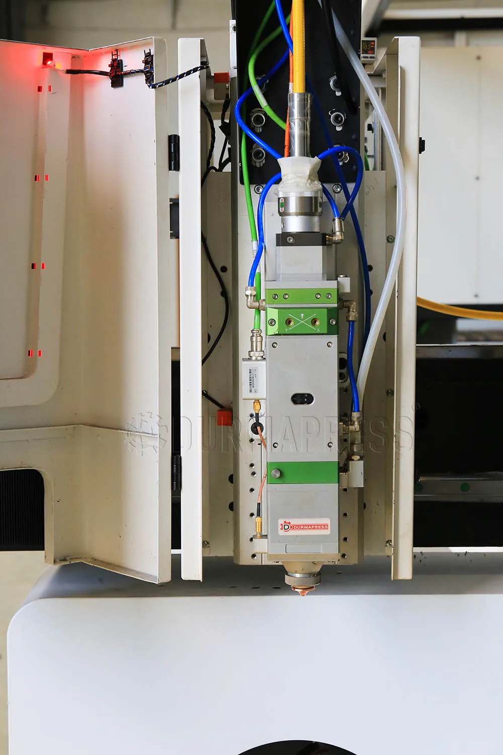 Fully Computer Controlled 12 KW MAX stainless steel 6025 series China fiber laser cutting machine