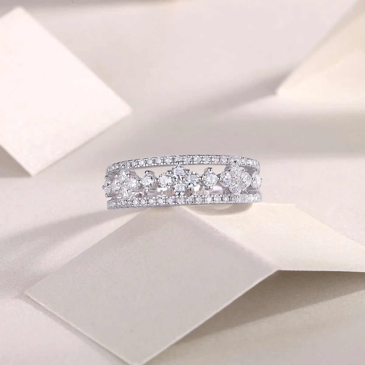 Factory Wholesale 18K Gold Plated 925 Sterling Silver CLovers Tiny Moissanite Hollow out Luxury Moissanite Ring for Women