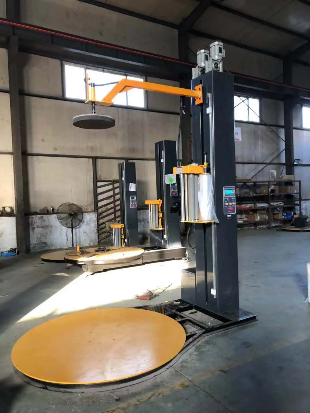 Top plate pre-stretch pallet door wrapping machine