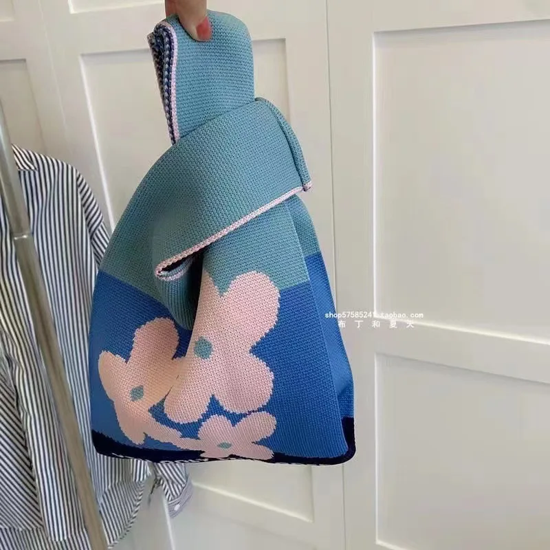 Spot portable beautiful fashion women wrist handbag daily travel convenience casual bento bagJapanese casual beautiful Tote bag
