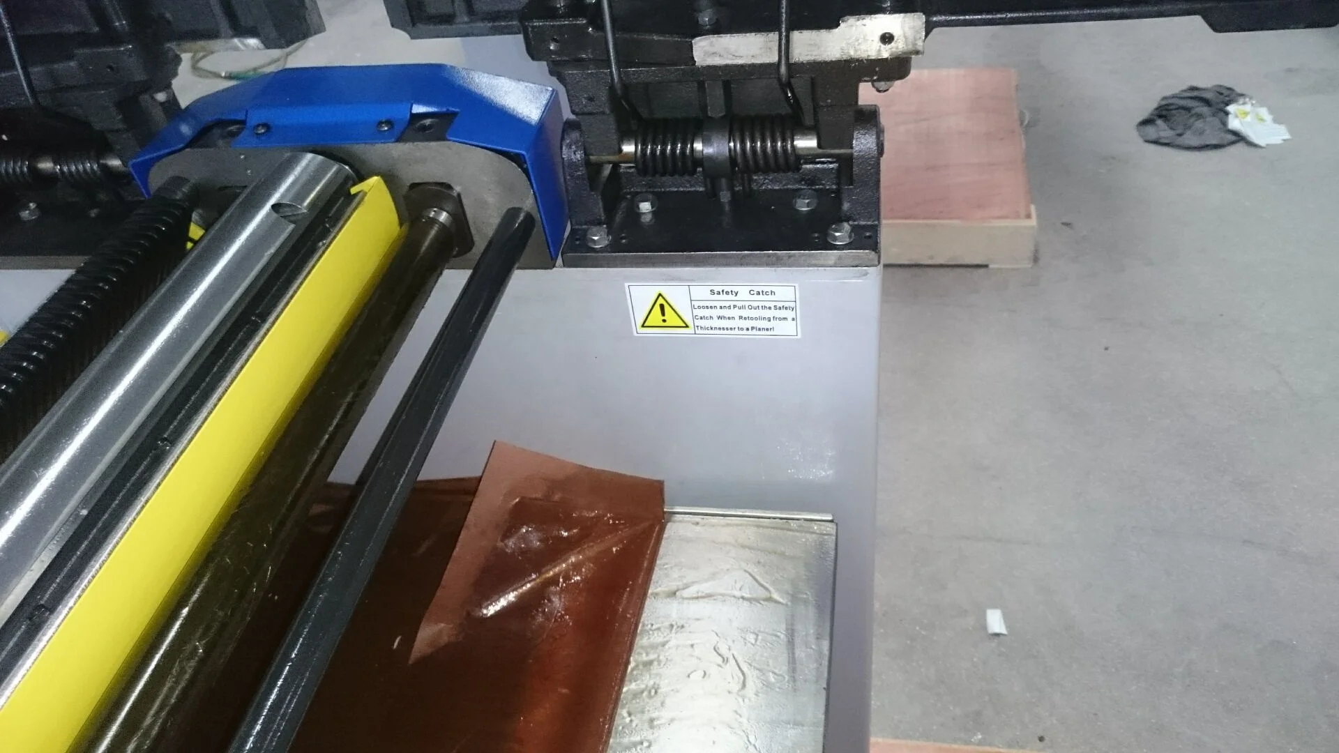 Строгальный станок для деревообработки с промышленной мощностью 400 мм и комбинированным соединителем с замкнутой подставкой